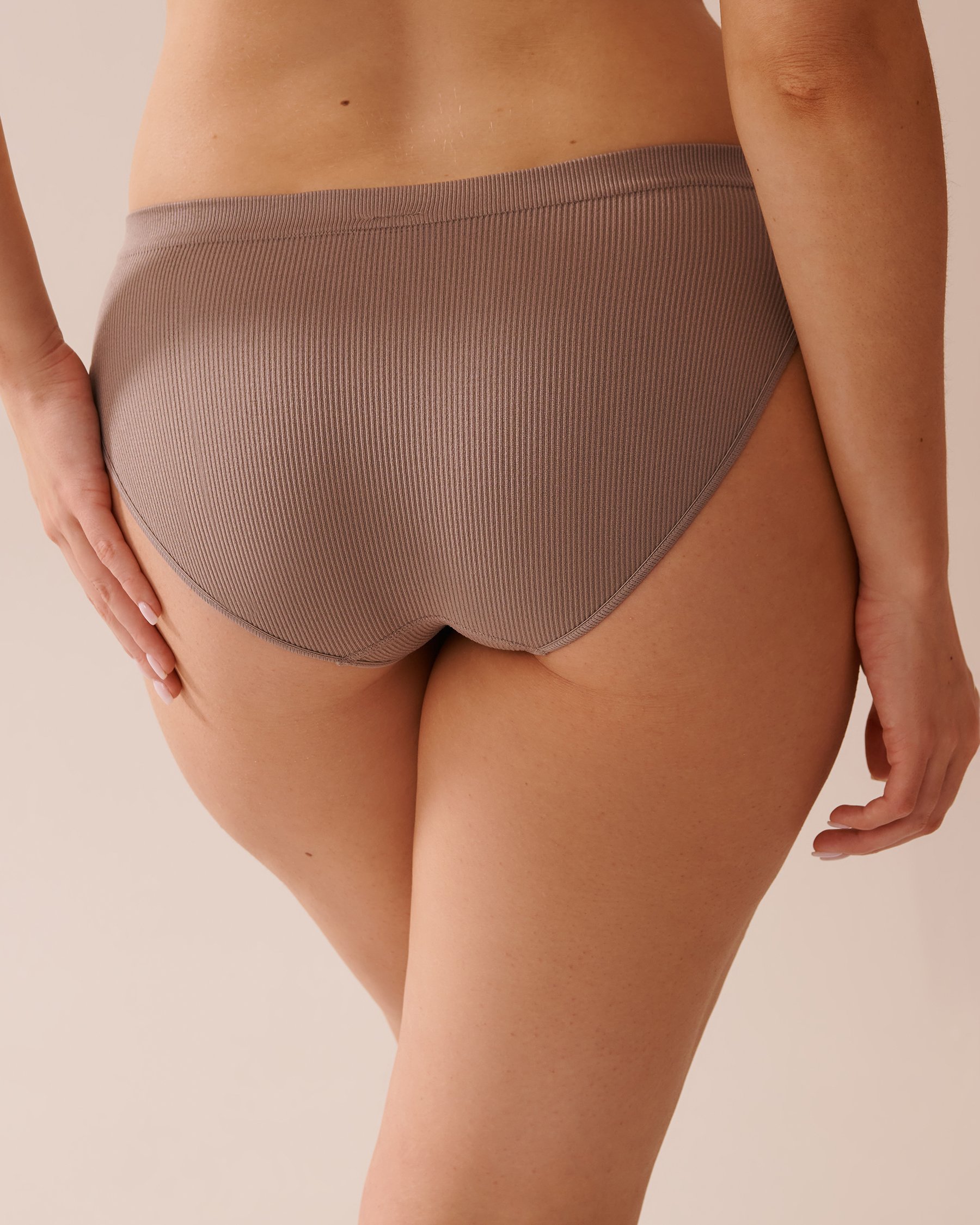 LA VIE EN ROSE Seamless Fabric Ribbed Bikini Panty Brown 20200591 - View2