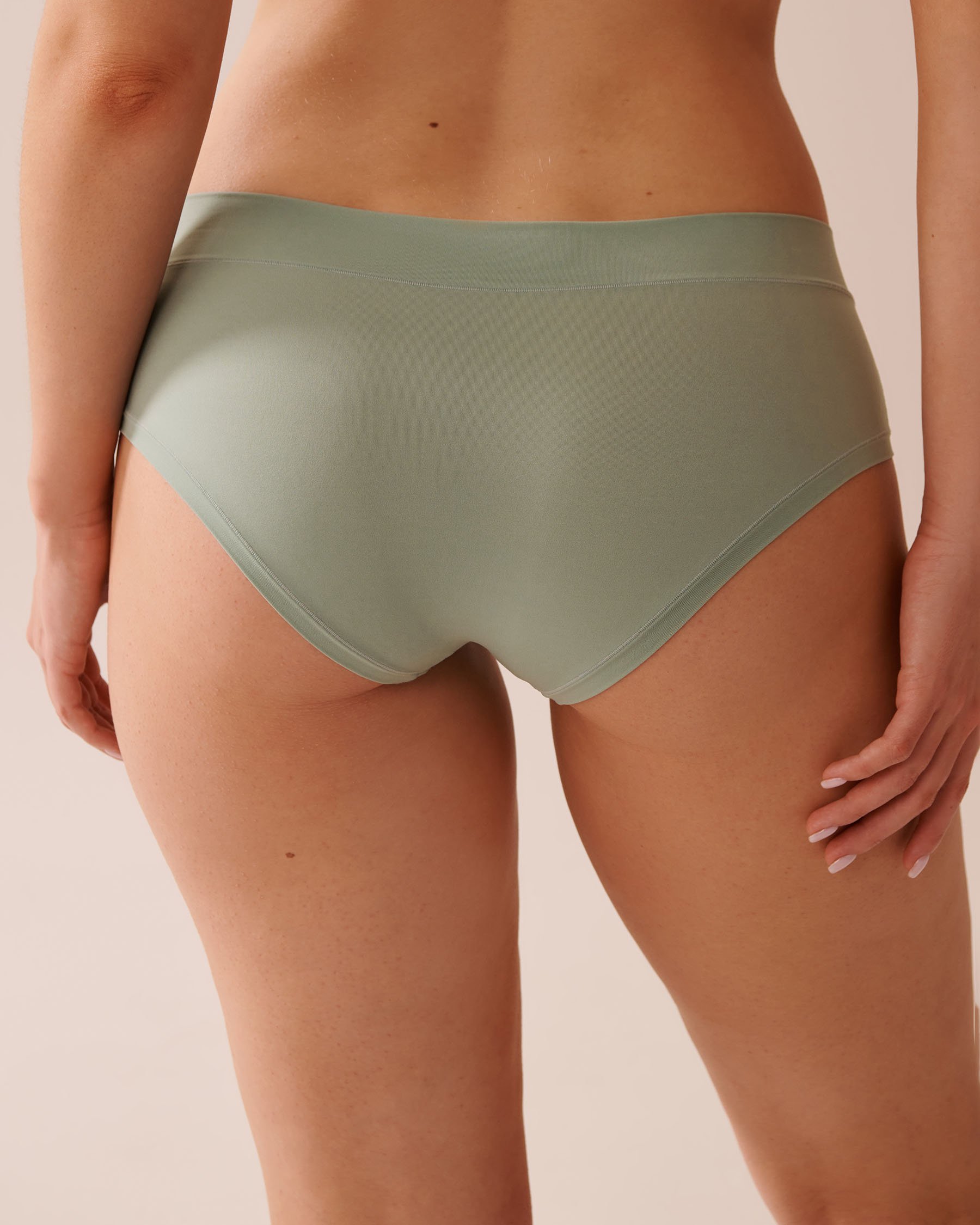 LA VIE EN ROSE Perfect Fit Hiphugger Panty Sage Green 20200600 - View2
