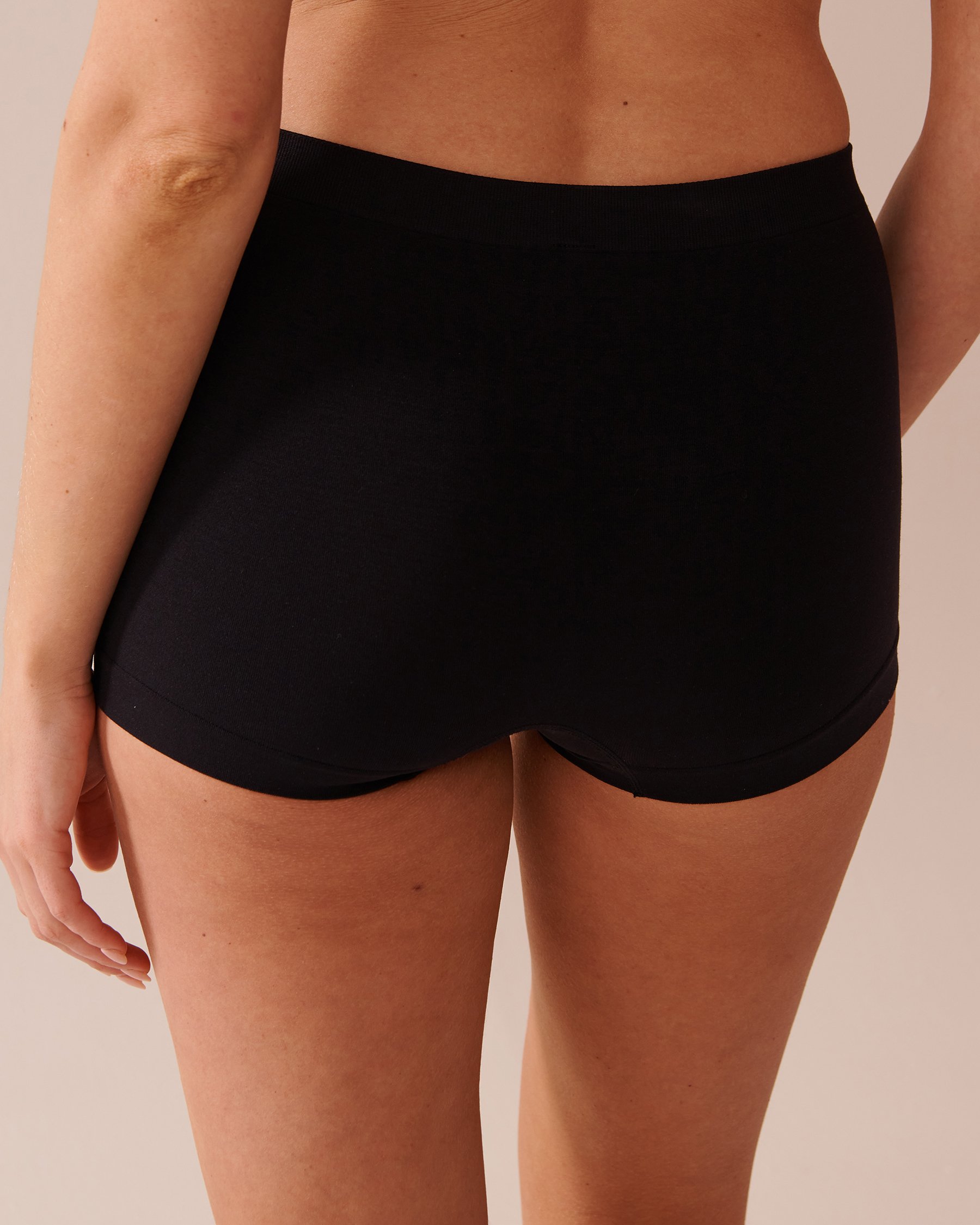 LA VIE EN ROSE Seamless Fabric Ribbed High Waist Boyleg Panty Black 20300394 - View2