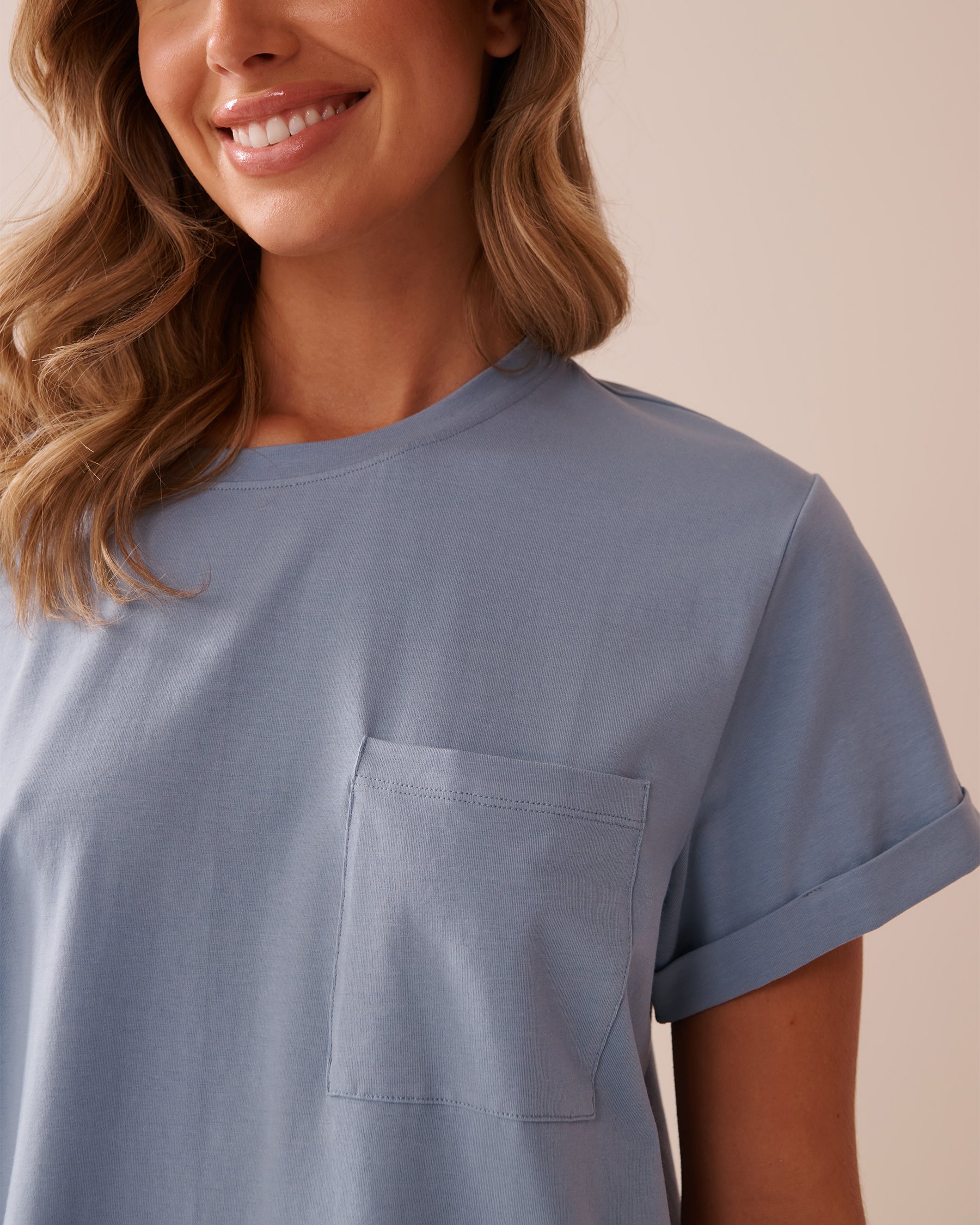 LA VIE EN ROSE T-shirt en coton à poche Bleu nuage 40100698 - Voir3