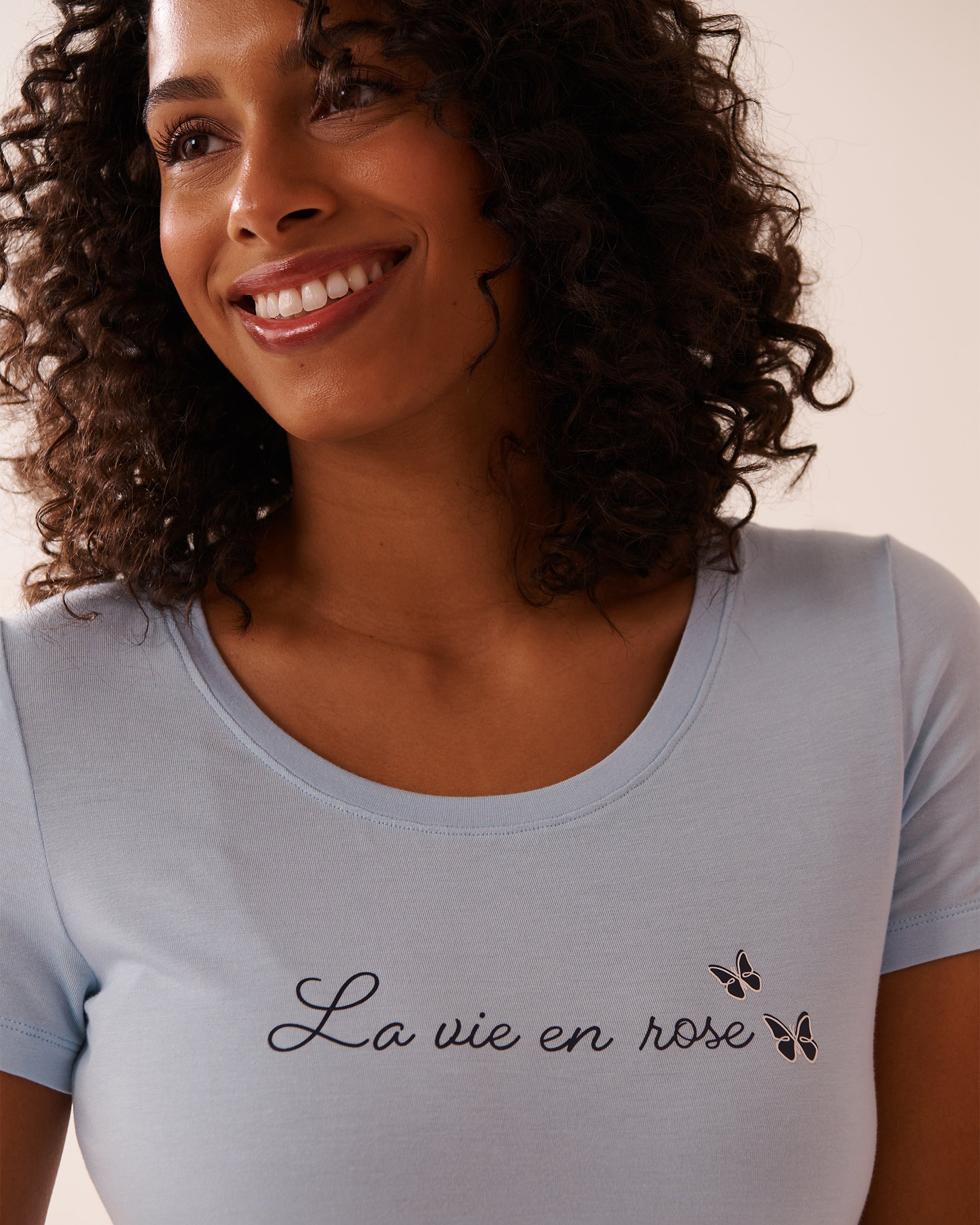 LA VIE EN ROSE Chandail manches courtes en jersey doux imprimé papillon Bleu ciel 40100719 - Voir3