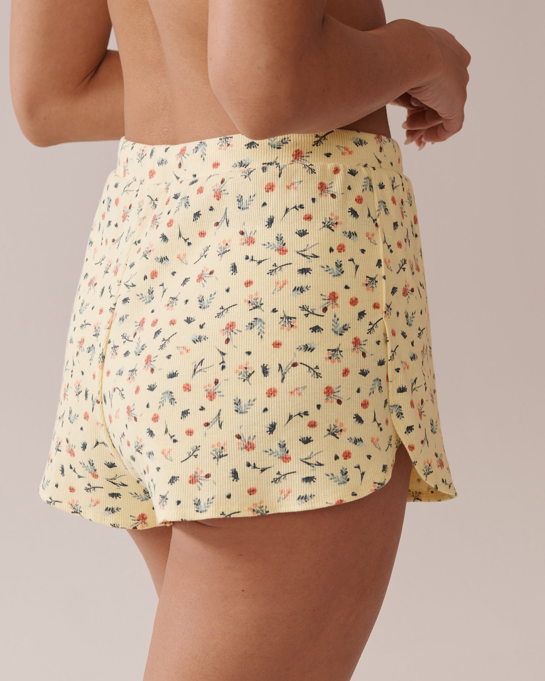 LA VIE EN ROSE Ditsy Floral Print Ribbed Shorts Spring Bouquet 40200699 - View2