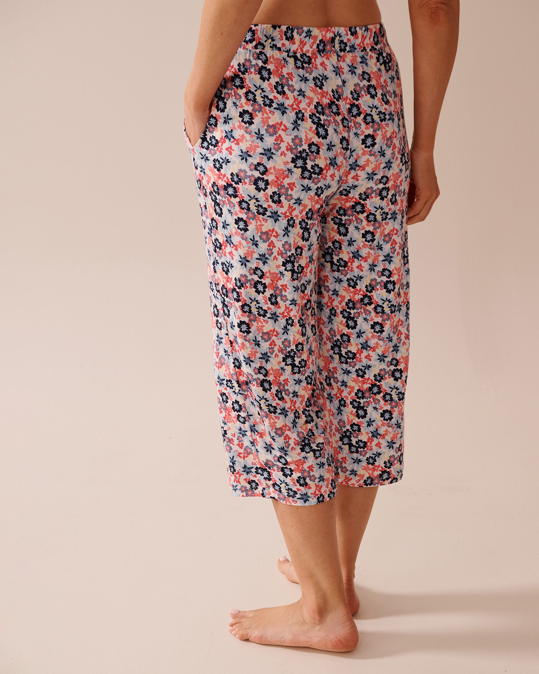 LA VIE EN ROSE Capri de pyjama en jersey doux imprimé à fleurs Petites fleurs 40200709 - Voir2