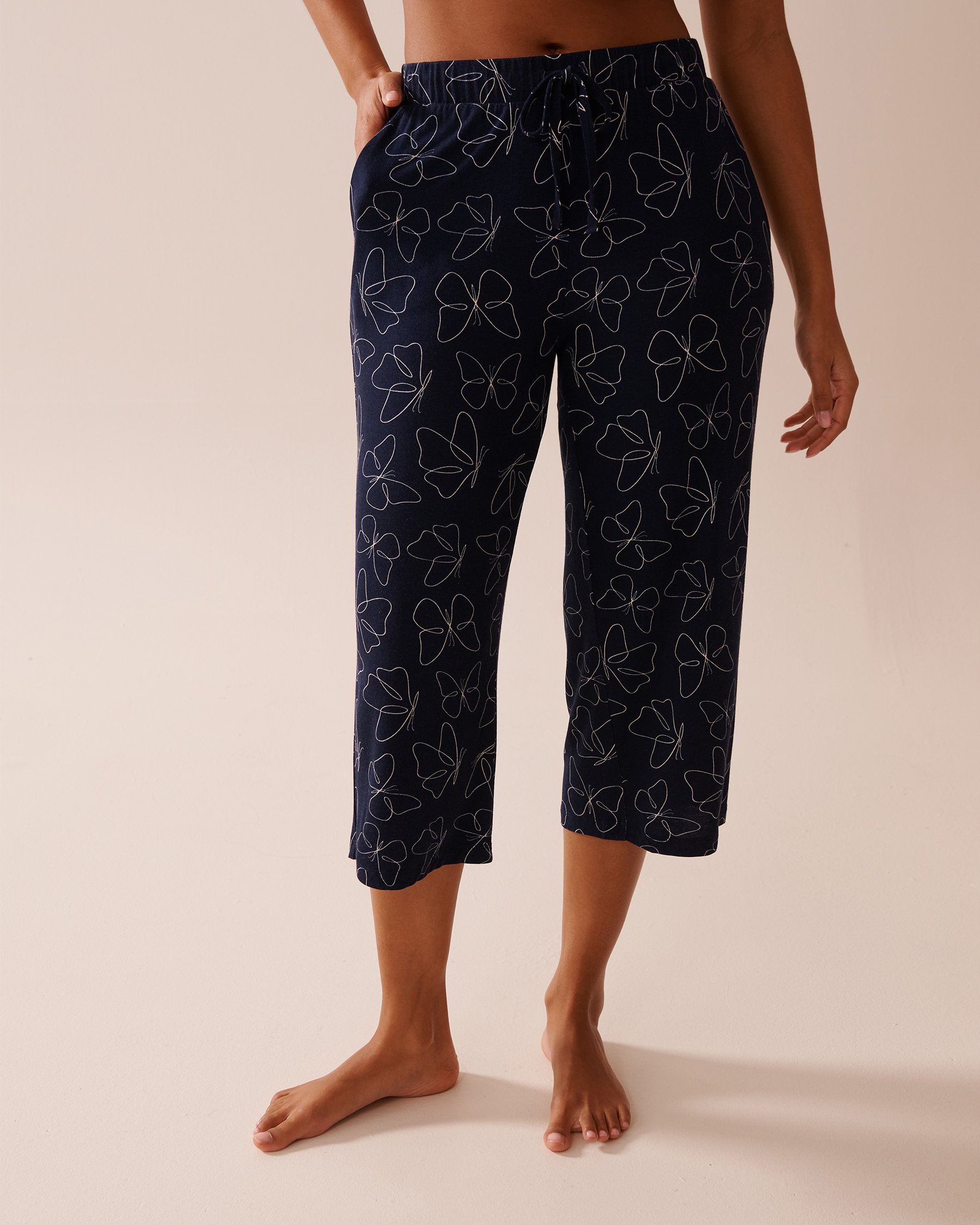 LA VIE EN ROSE Capri de pyjama en jersey doux imprimé papillon Bleu marine/Papillons 40200709 - Voir1