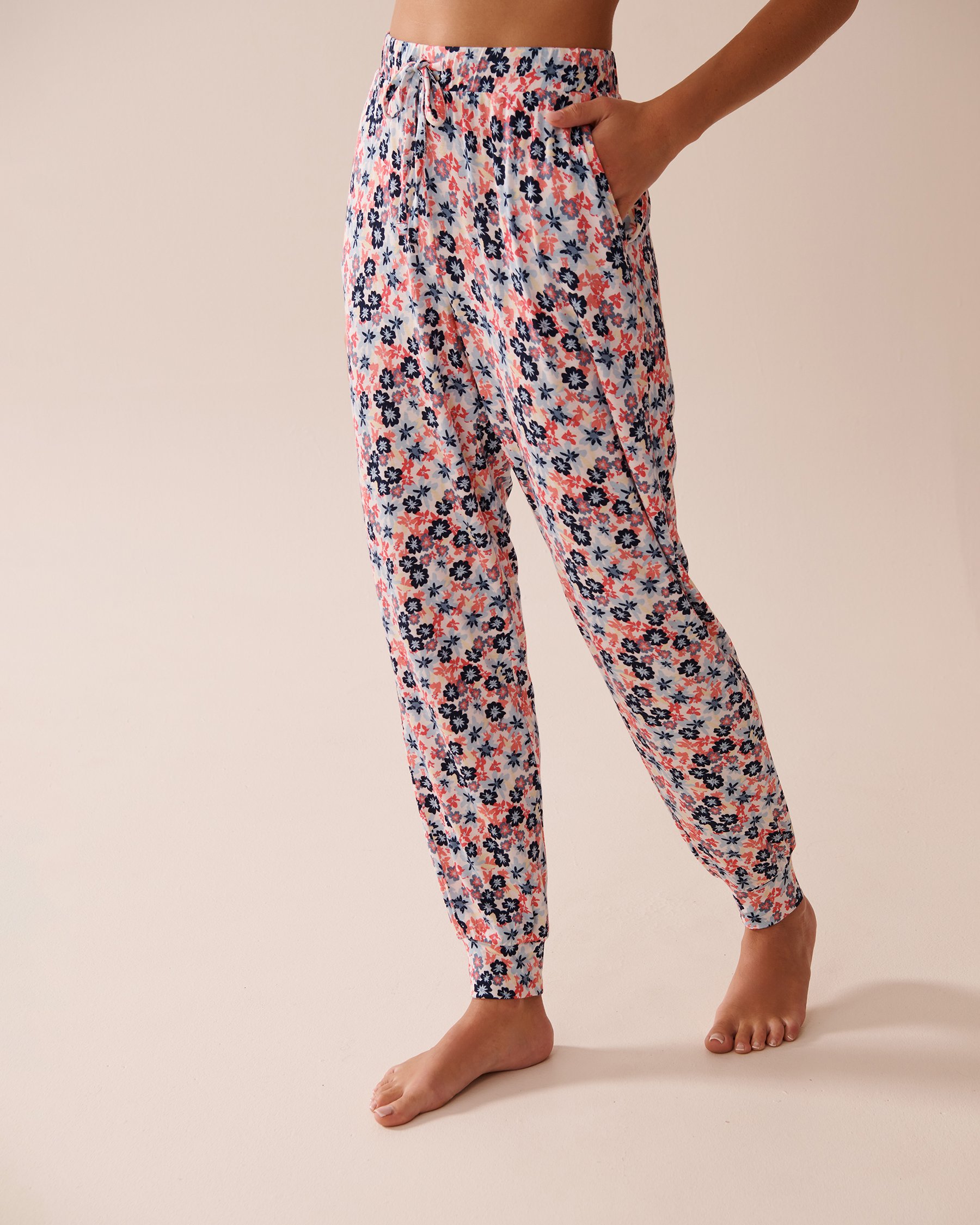 LA VIE EN ROSE Pantalon de pyjama jogger en jersey doux imprimé à fleurs Petites fleurs 40200710 - Voir1