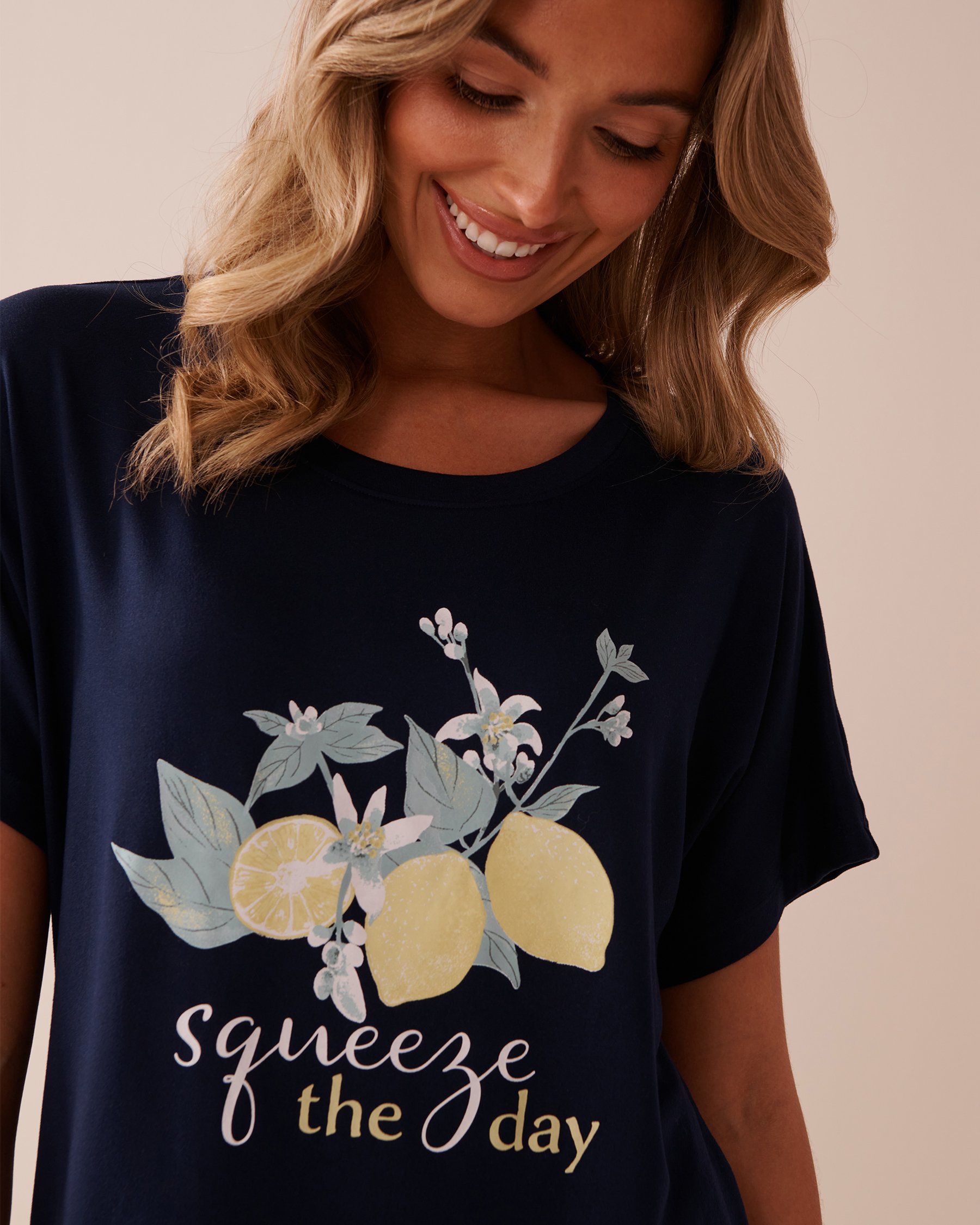 LA VIE EN ROSE T-shirt ample ultra doux imprimé citron Bleu marine 40100716 - Voir3