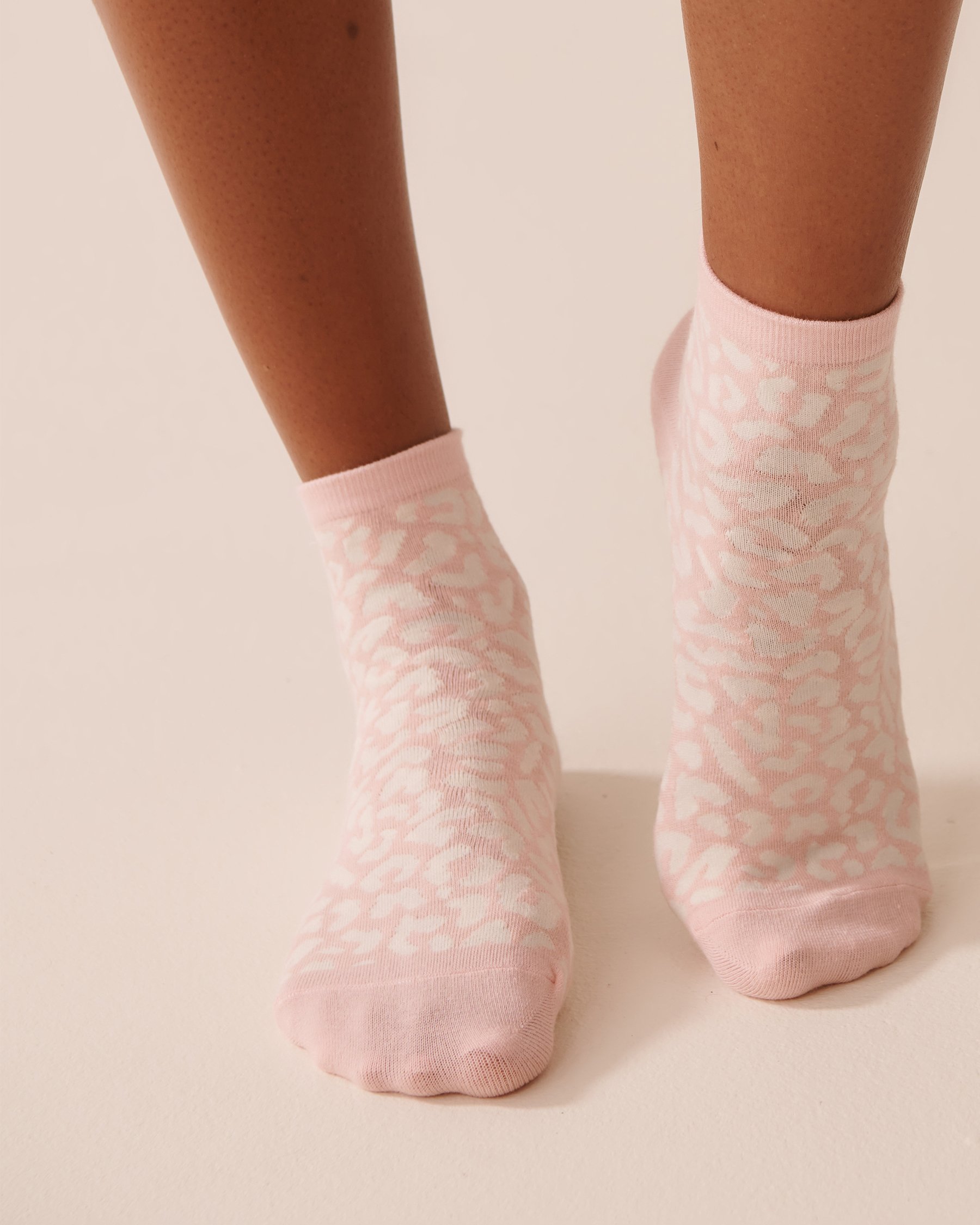 LA VIE EN ROSE Finely Ribbed Leopard Socks Pink Leopard 40700396 - View1
