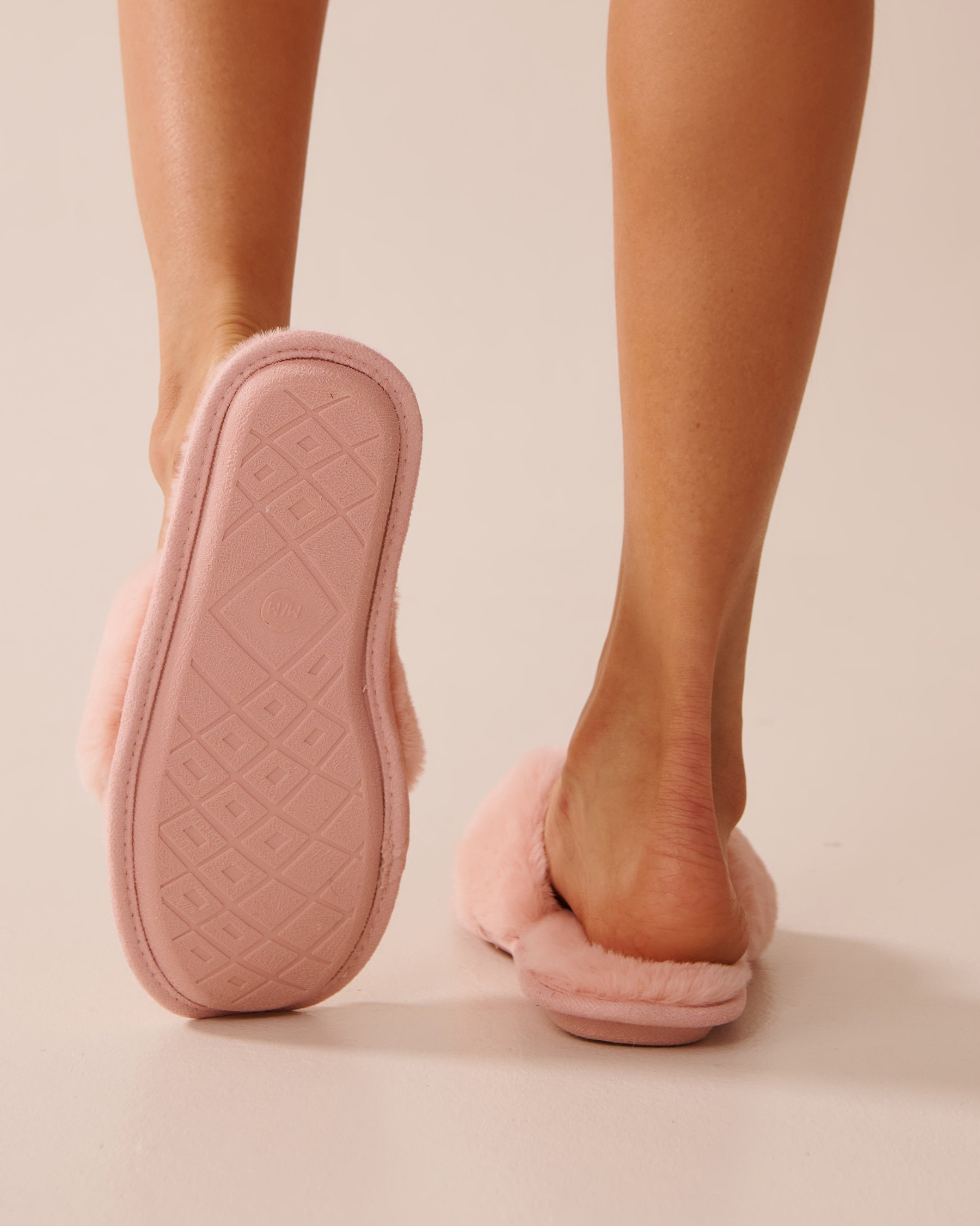 LA VIE EN ROSE Faux Fur Flip-flop Slippers Peony Pink 40700397 - View2