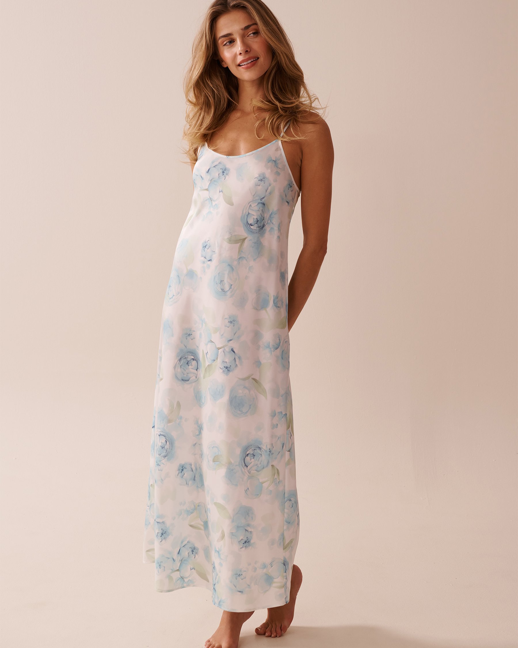 LA VIE EN ROSE Nuisette longue en satin imprimé roses bleues Roses bleues 60500188 - Voir3