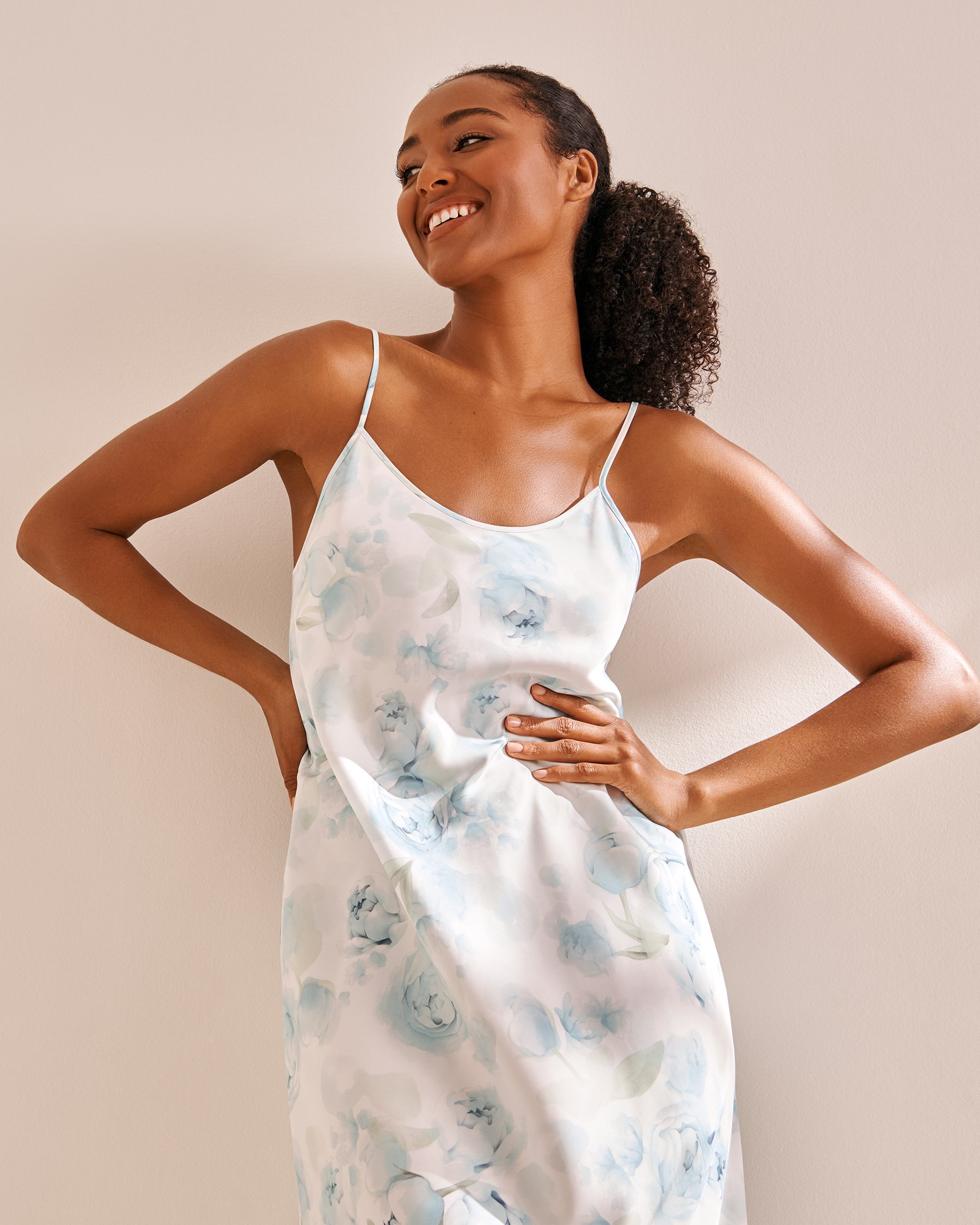 LA VIE EN ROSE Nuisette longue en satin imprimé roses bleues Roses bleues 60500188 - Voir2