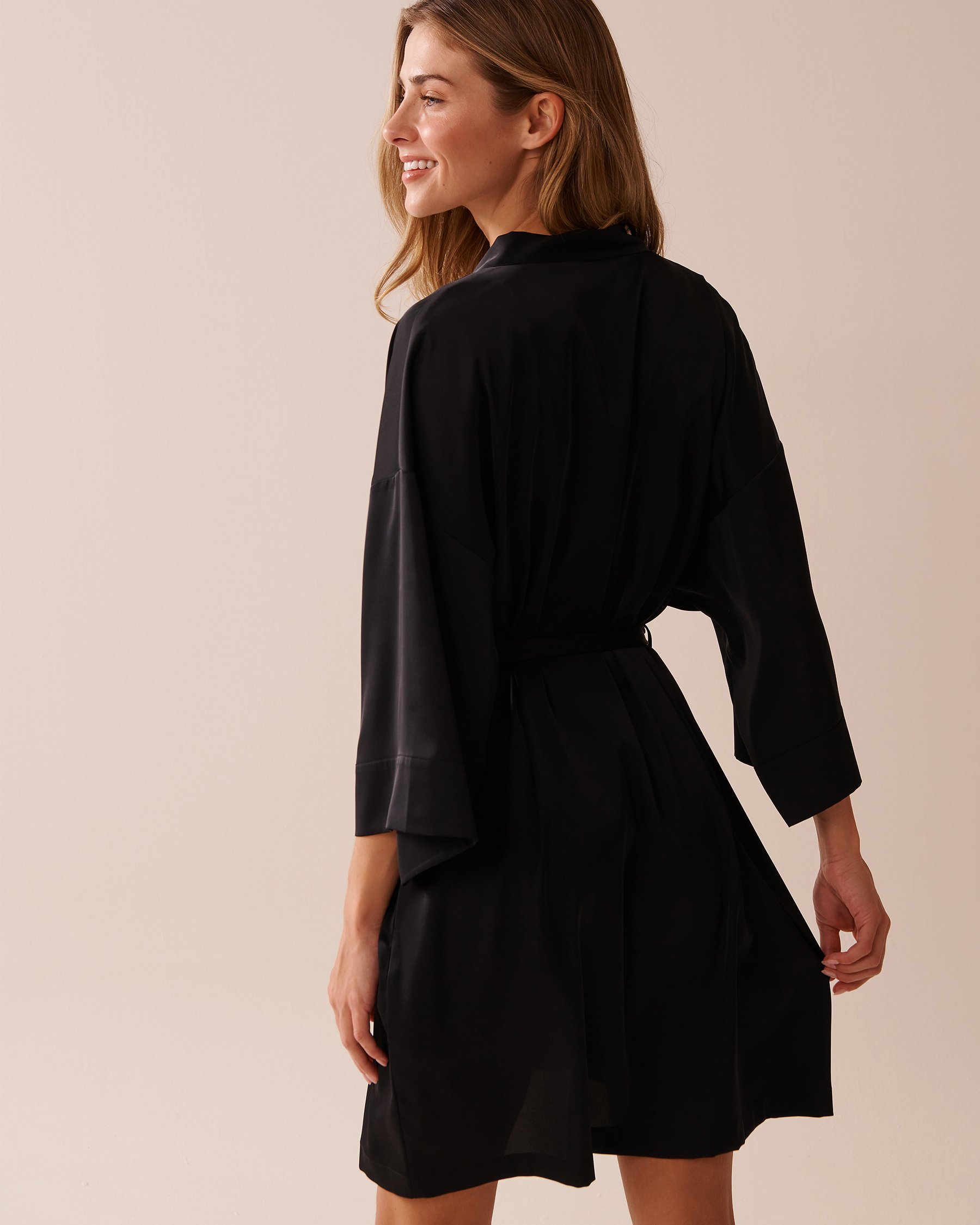 LA VIE EN ROSE Kimono en satin Noir 60600094 - Voir2