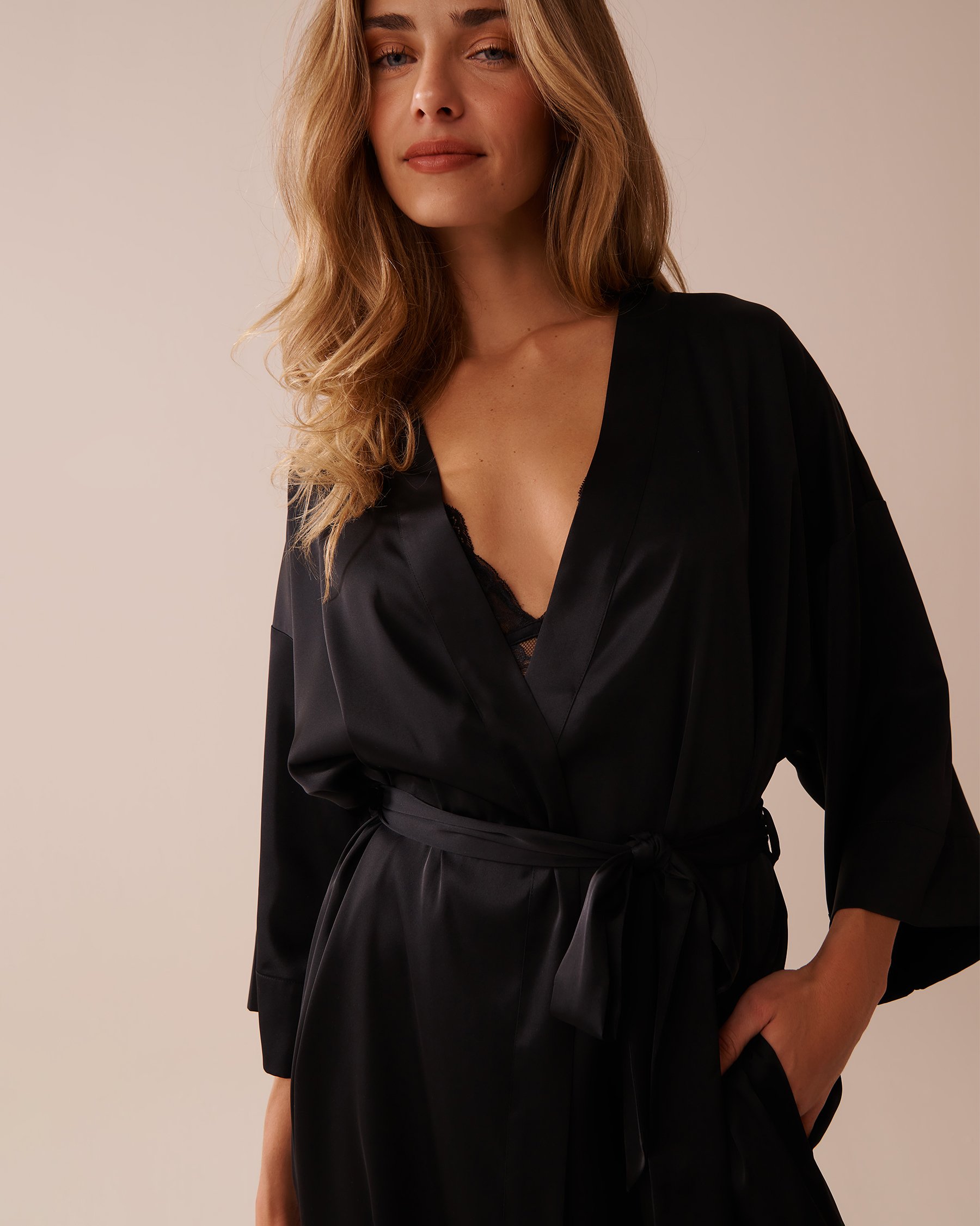 LA VIE EN ROSE Kimono en satin Noir 60600094 - Voir3