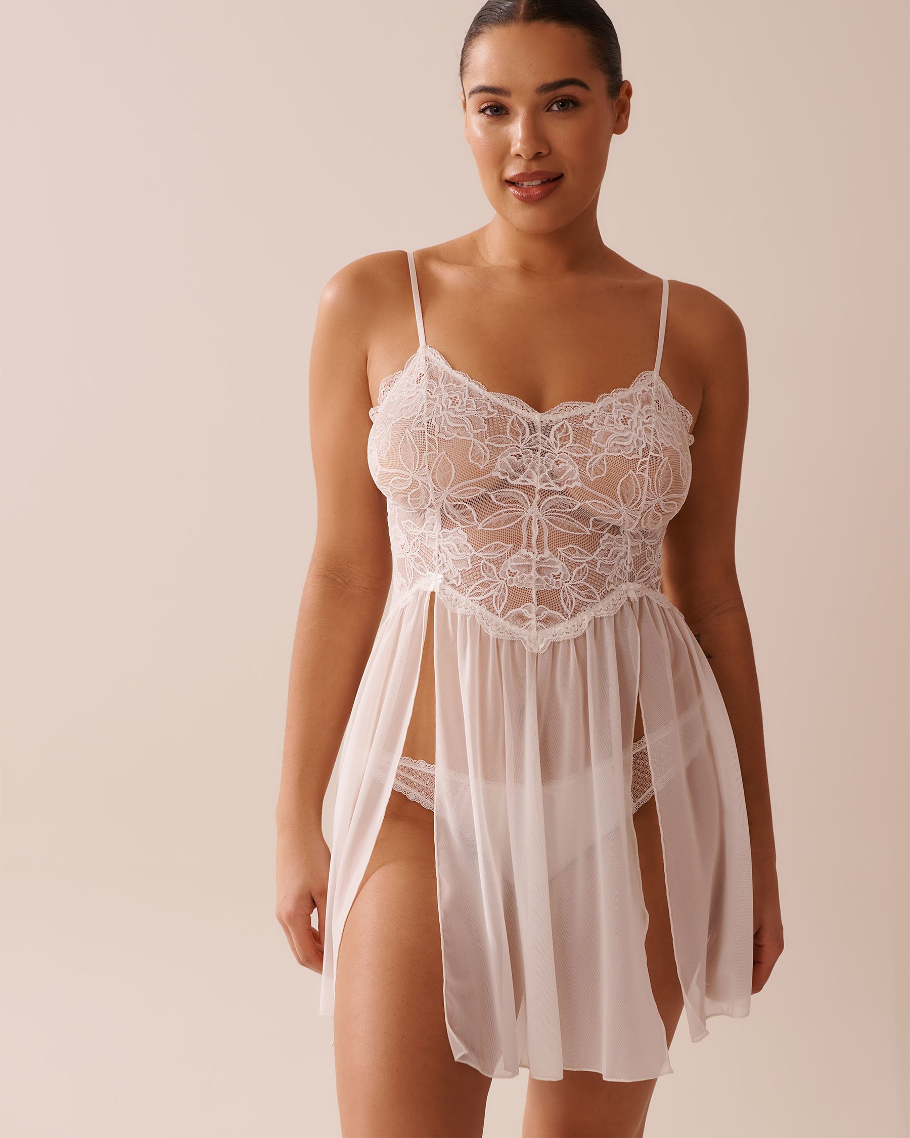 LA VIE EN ROSE Nuisette fendue en dentelle florale et résille Blanc 60500193 - View1