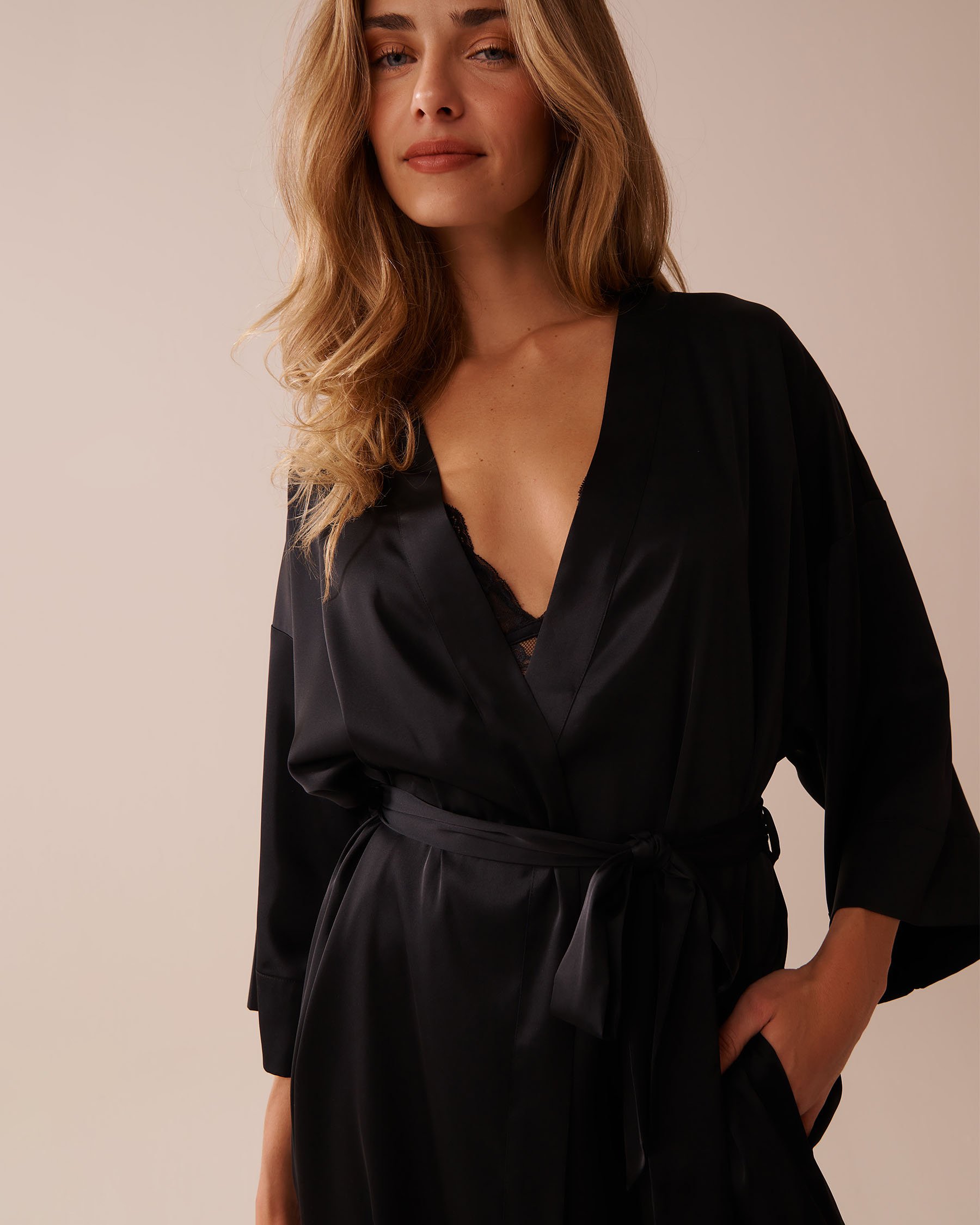 LA VIE EN ROSE Satin Kimono Black 60600094 - View3