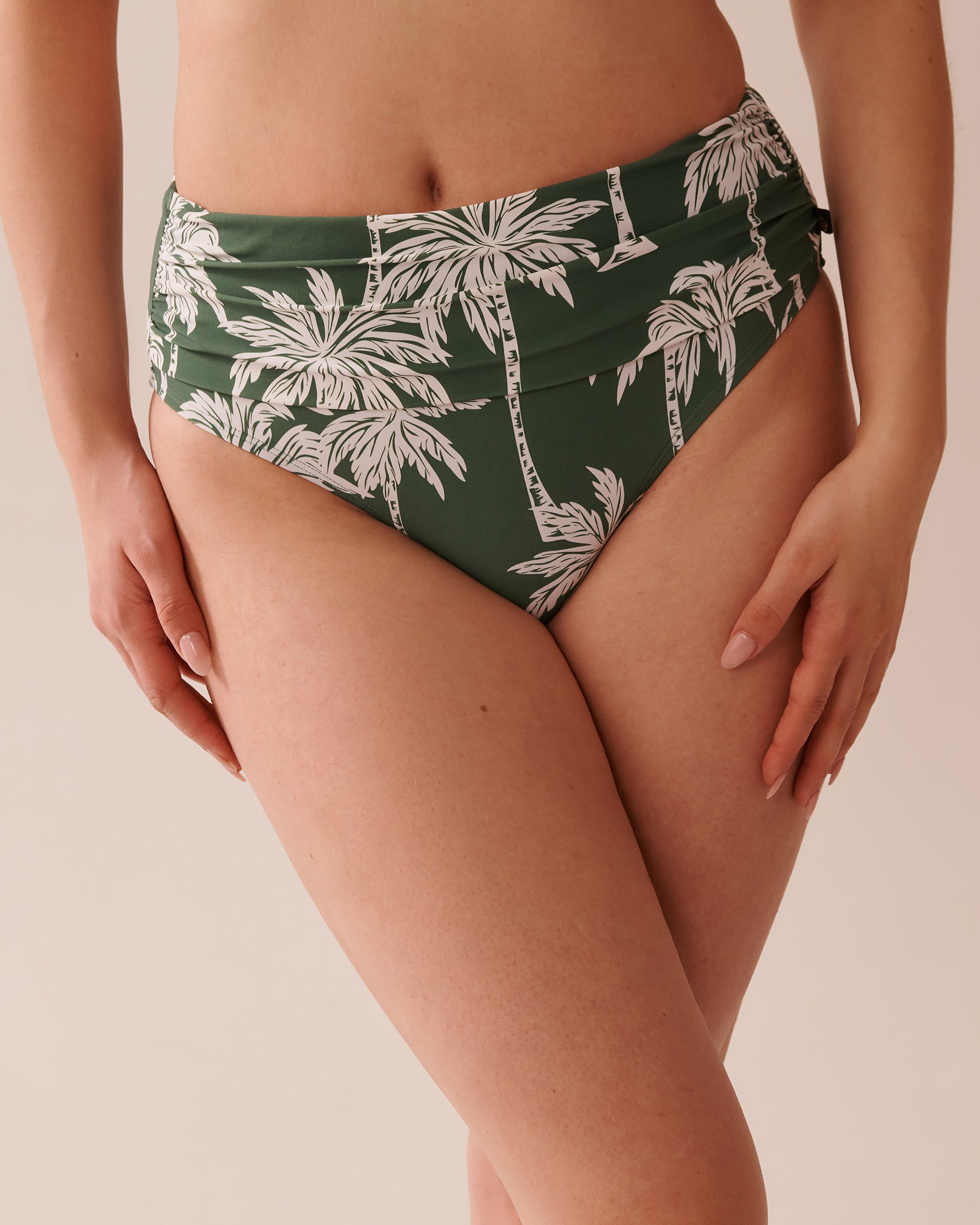LA VIE EN ROSE AQUA Bas de bikini taille mi-haute drapée KHAKI PALM Palmiers kaki 70300730 - Voir1