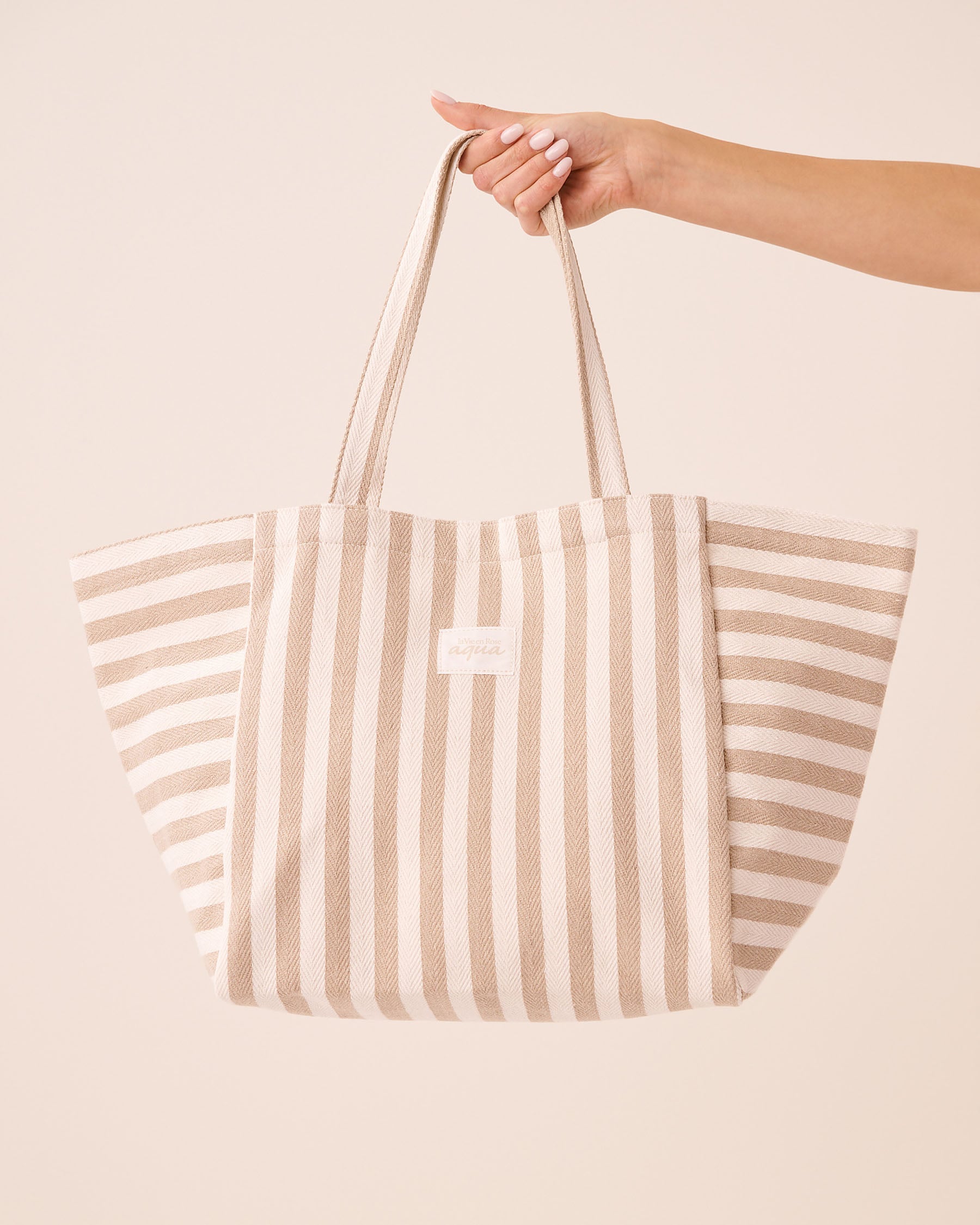 LA VIE EN ROSE AQUA Chevron Woven Beach Bag Beige Stripes 80500136 - View1