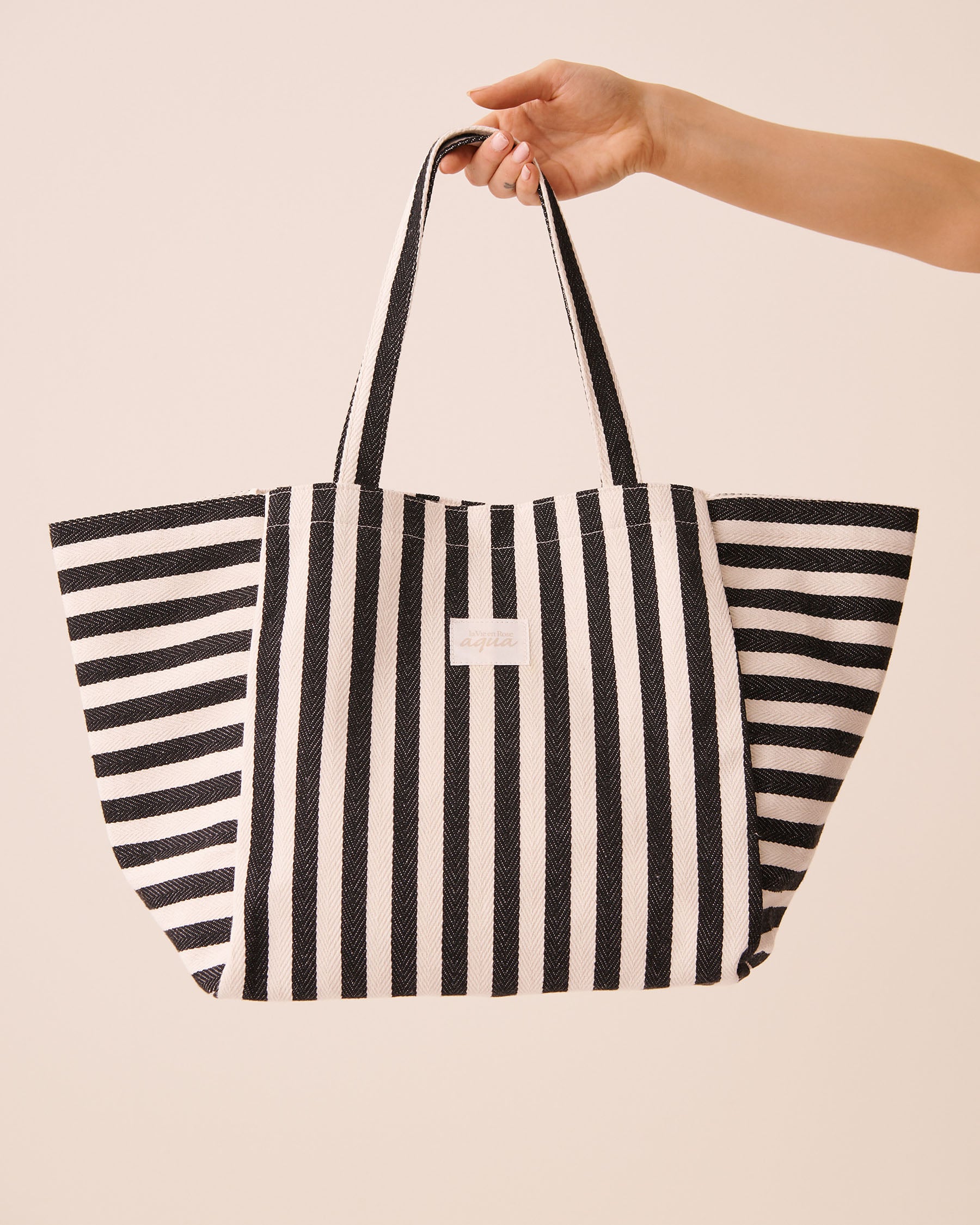 LA VIE EN ROSE AQUA Chevron Woven Beach Bag Black Stripes 80500136 - View1