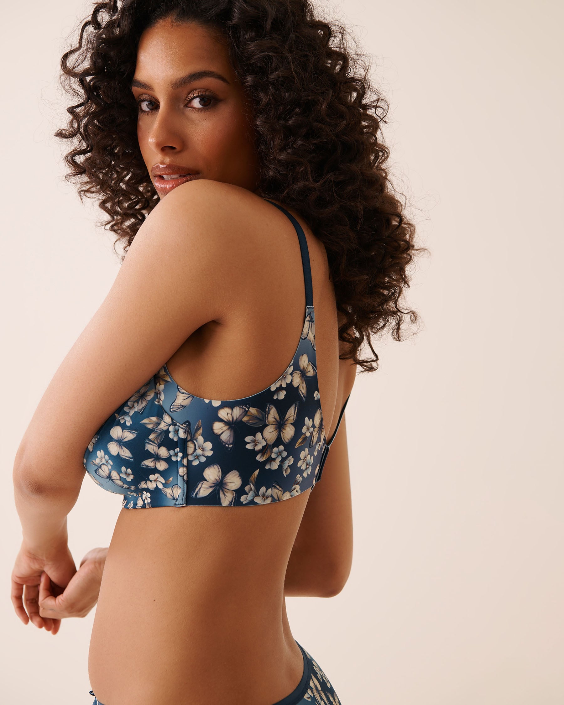 LA VIE EN ROSE Lightly Lined Wireless Sleek Back Bra Butterfly Garden 10200624 - View3
