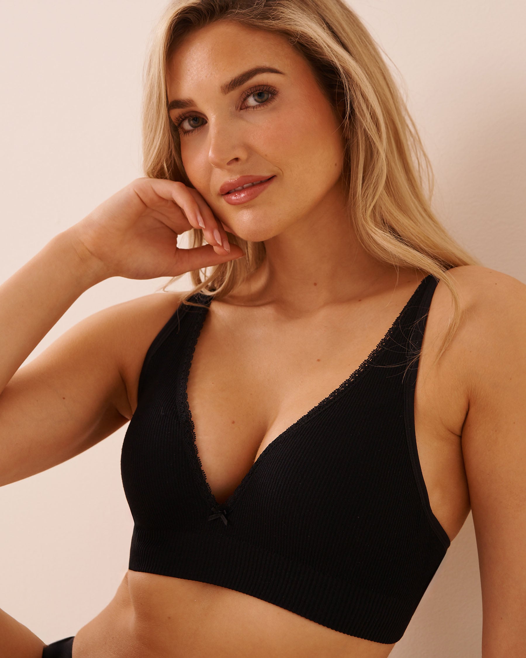 LA VIE EN ROSE Push-up Plunge Seamless Ribbed Bralette Black 10300254 - View3