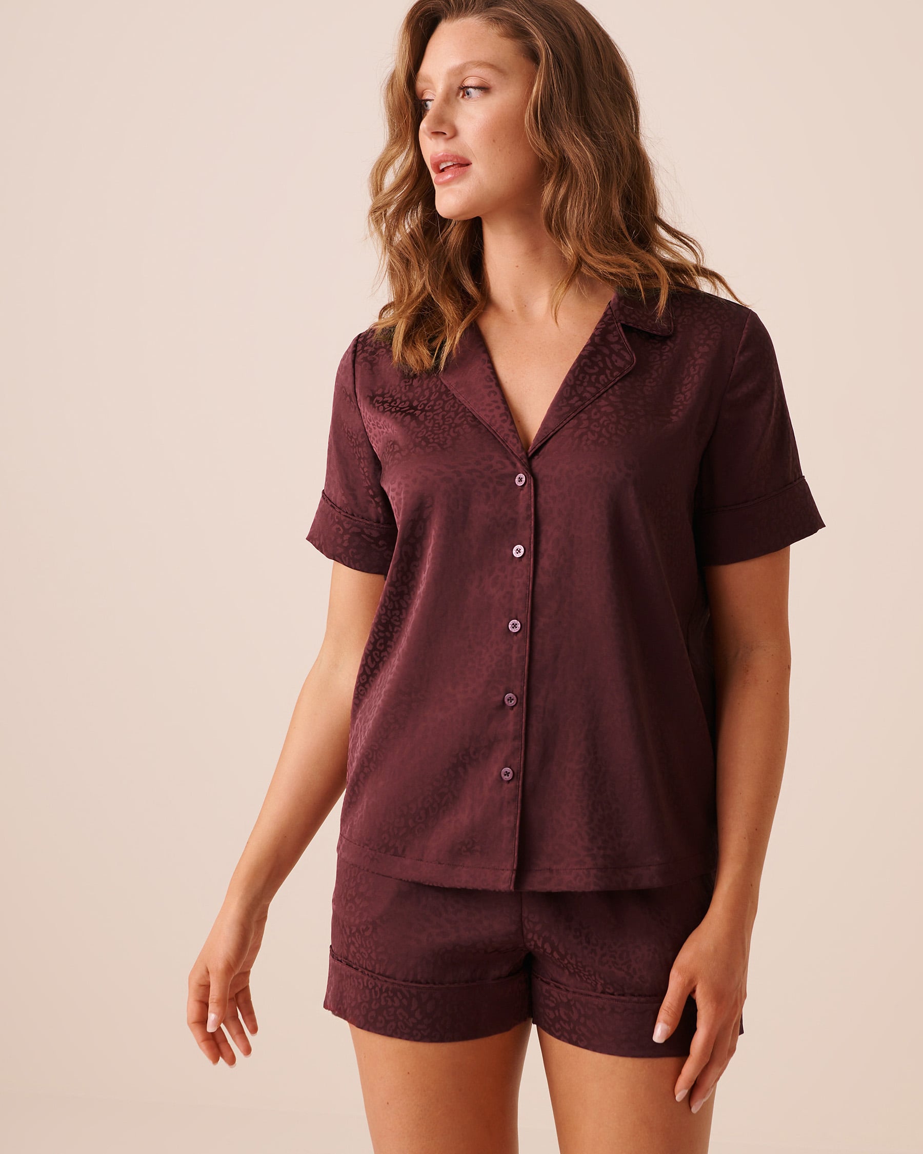 LA VIE EN ROSE Ensemble pyjama manches courtes en satin jacquard léopard Bourgogne 60400082 - View1