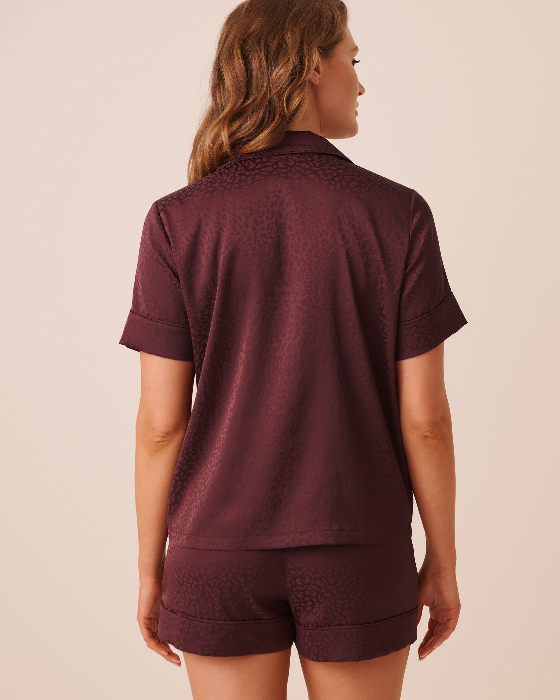 LA VIE EN ROSE Ensemble pyjama manches courtes en satin jacquard léopard Bourgogne 60400082 - View2