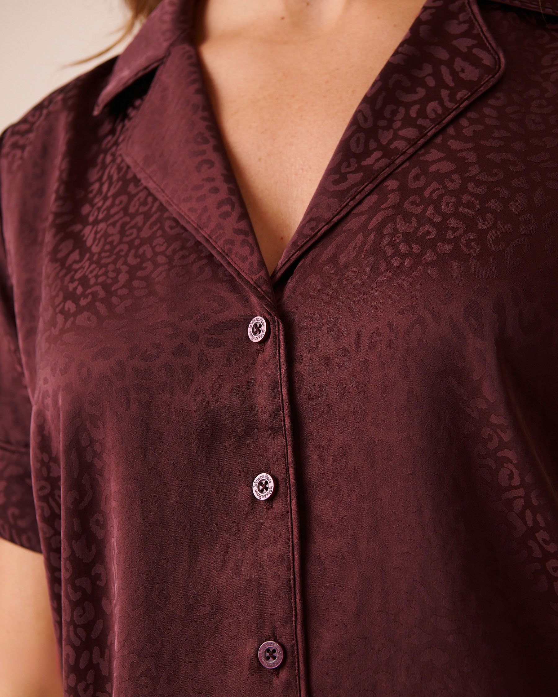 LA VIE EN ROSE Ensemble pyjama manches courtes en satin jacquard léopard Bourgogne 60400082 - View3