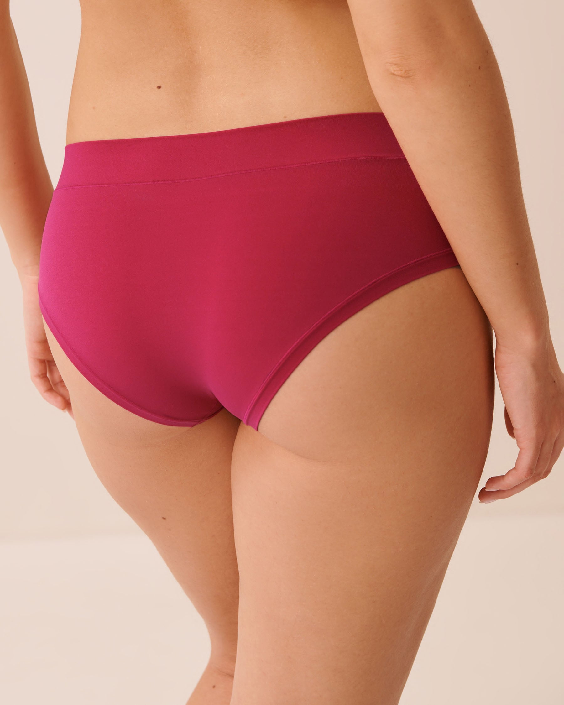LA VIE EN ROSE Perfect Fit Hiphugger Panty Cherry Red 20200835 - View2