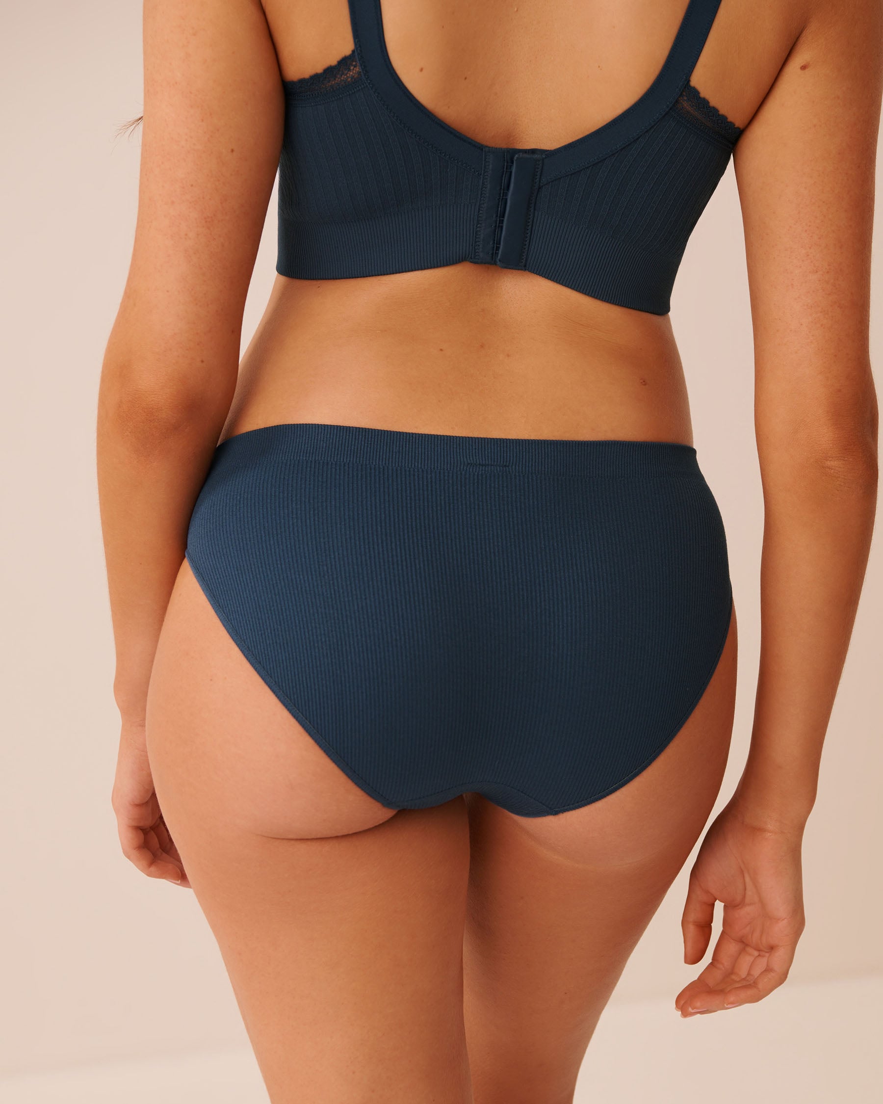 LA VIE EN ROSE Seamless Fabric Ribbed Bikini Panty Midnight Navy 20200837 - View2