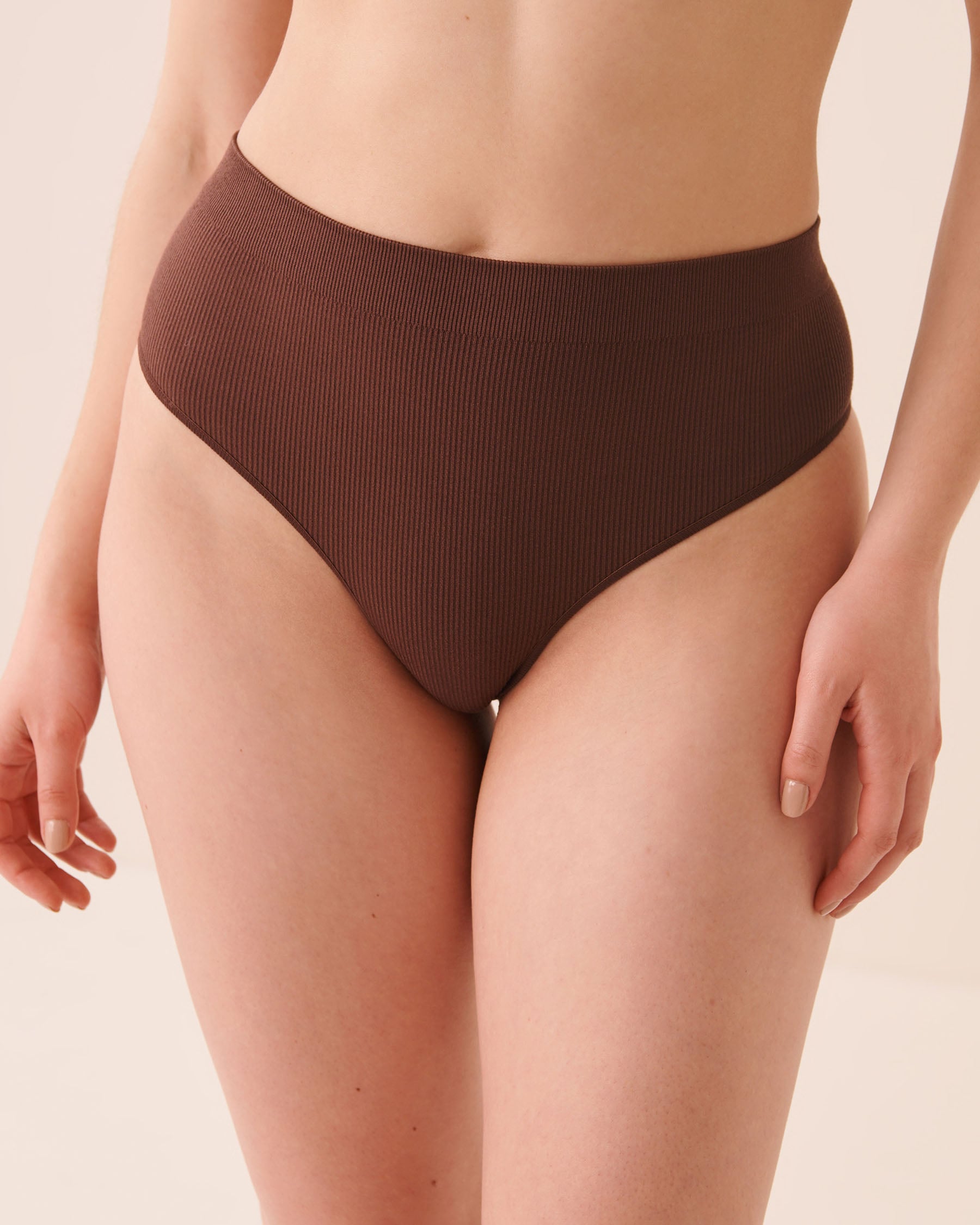 LA VIE EN ROSE Seamless Fabric Ribbed High Waist Thong Panty Brown 20200838 - View1