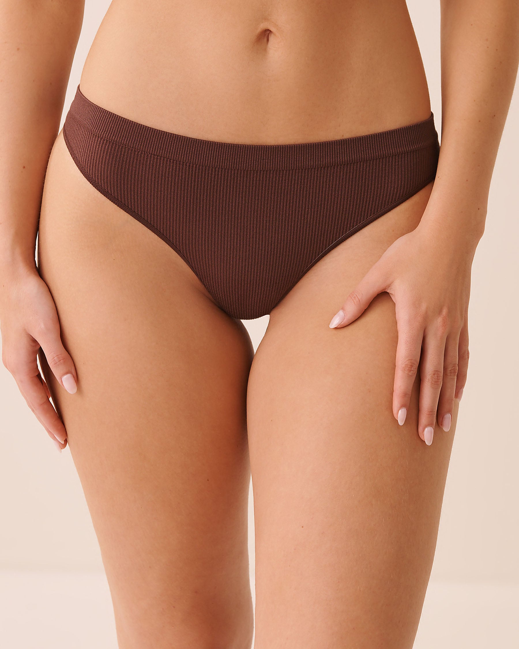 LA VIE EN ROSE Seamless Fabric Ribbed Thong Panty Brown 20200836 - View1