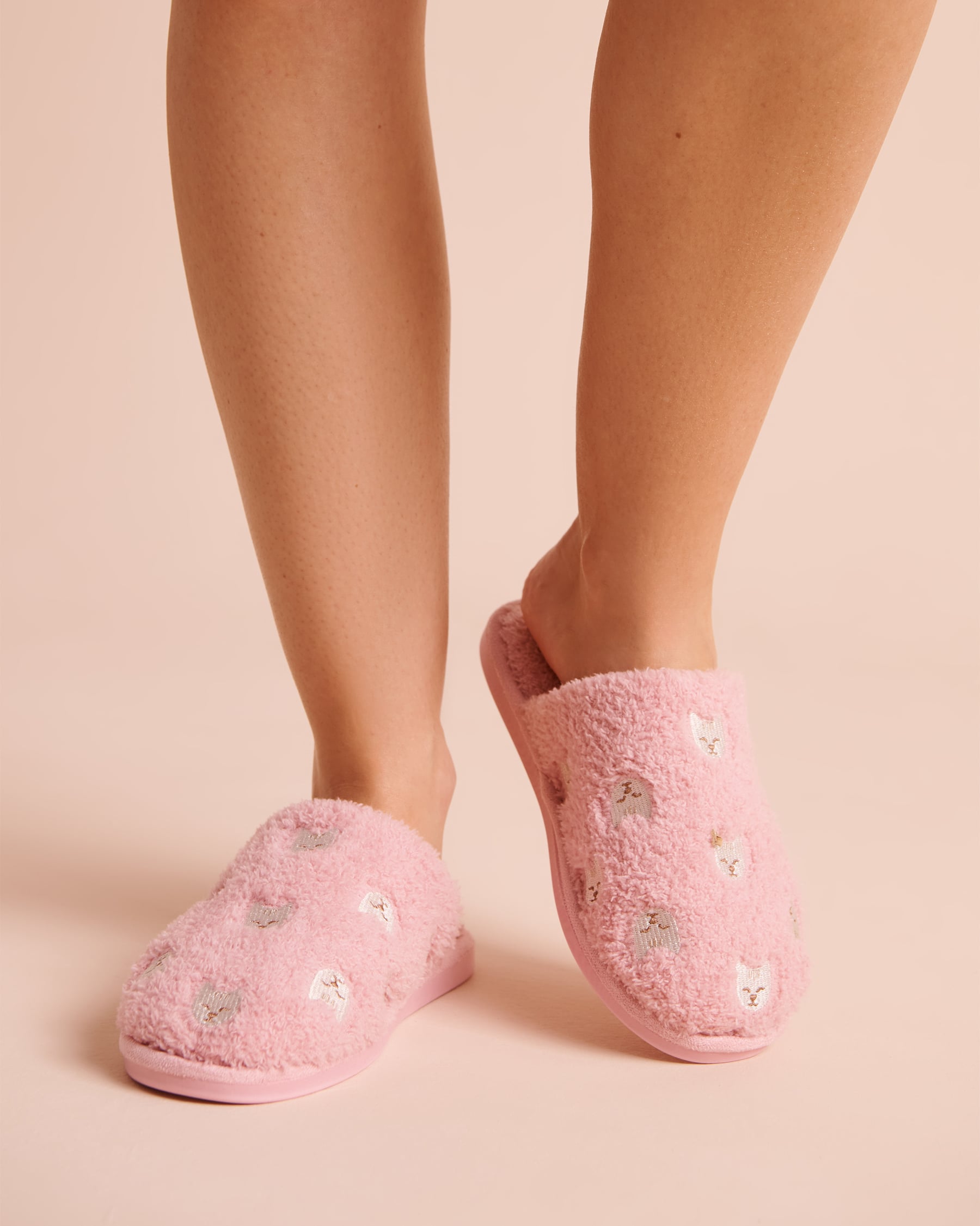 LA VIE EN ROSE Pantoufles en fausse fourrure bouclée broderies chats Rose/Chats 40700491 - View1