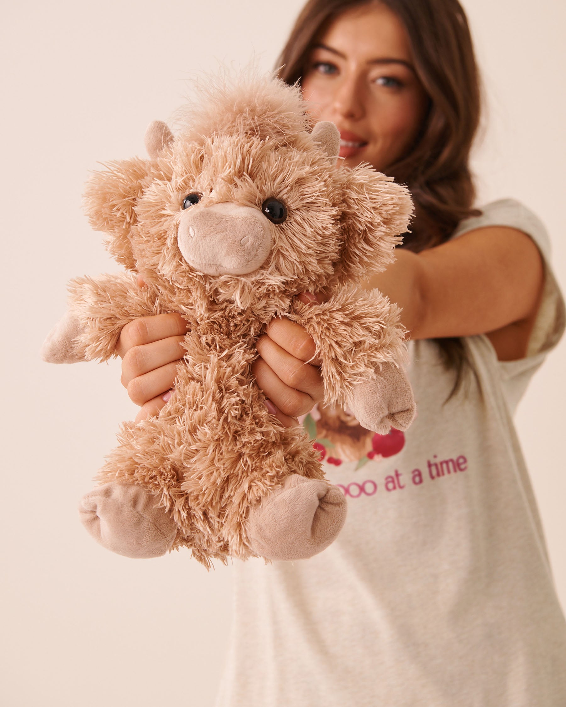 LA VIE EN ROSE Highland Cow Plush Highland Cow 40700480 - View1