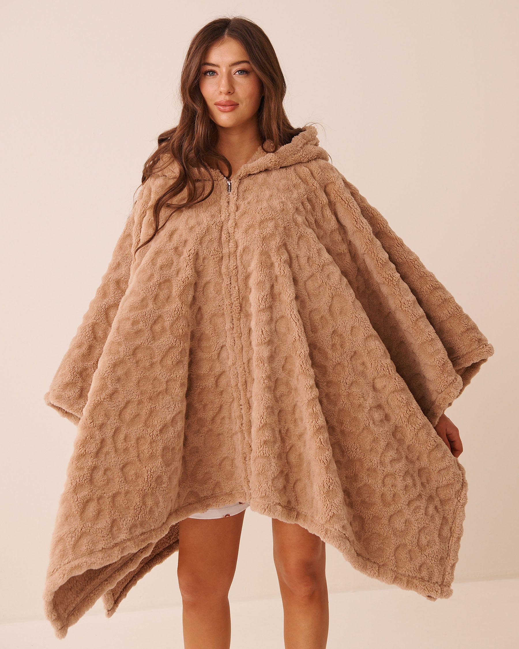 LA VIE EN ROSE Cape à capuchon en peluche douce léopard Brun camel 40700487 - View2