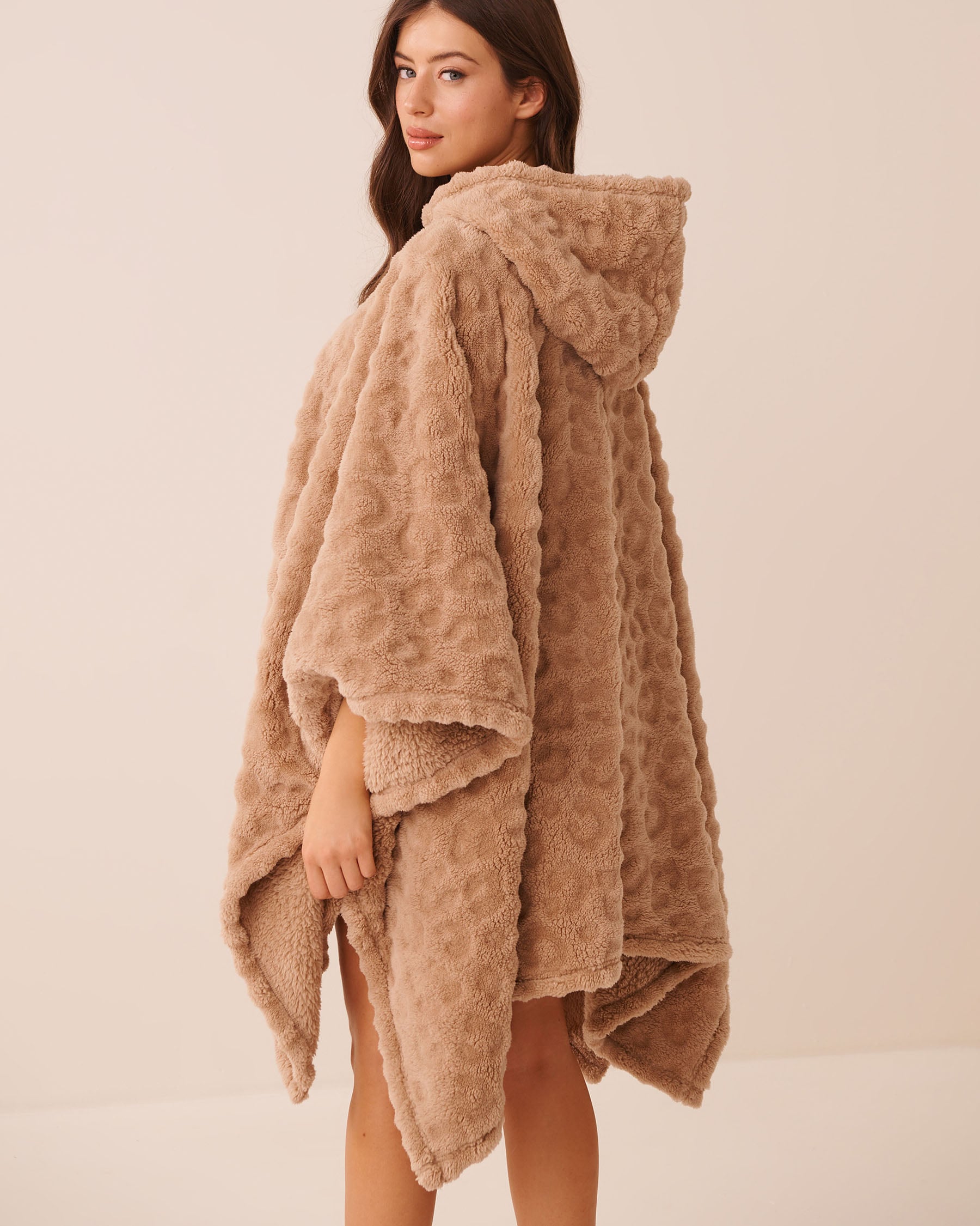 LA VIE EN ROSE Cape à capuchon en peluche douce léopard Brun camel 40700487 - View3