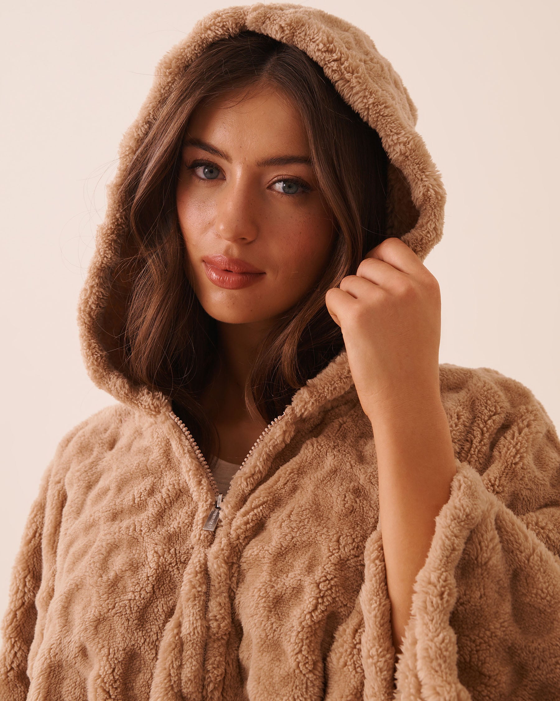 LA VIE EN ROSE Cape à capuchon en peluche douce léopard Brun camel 40700487 - View4