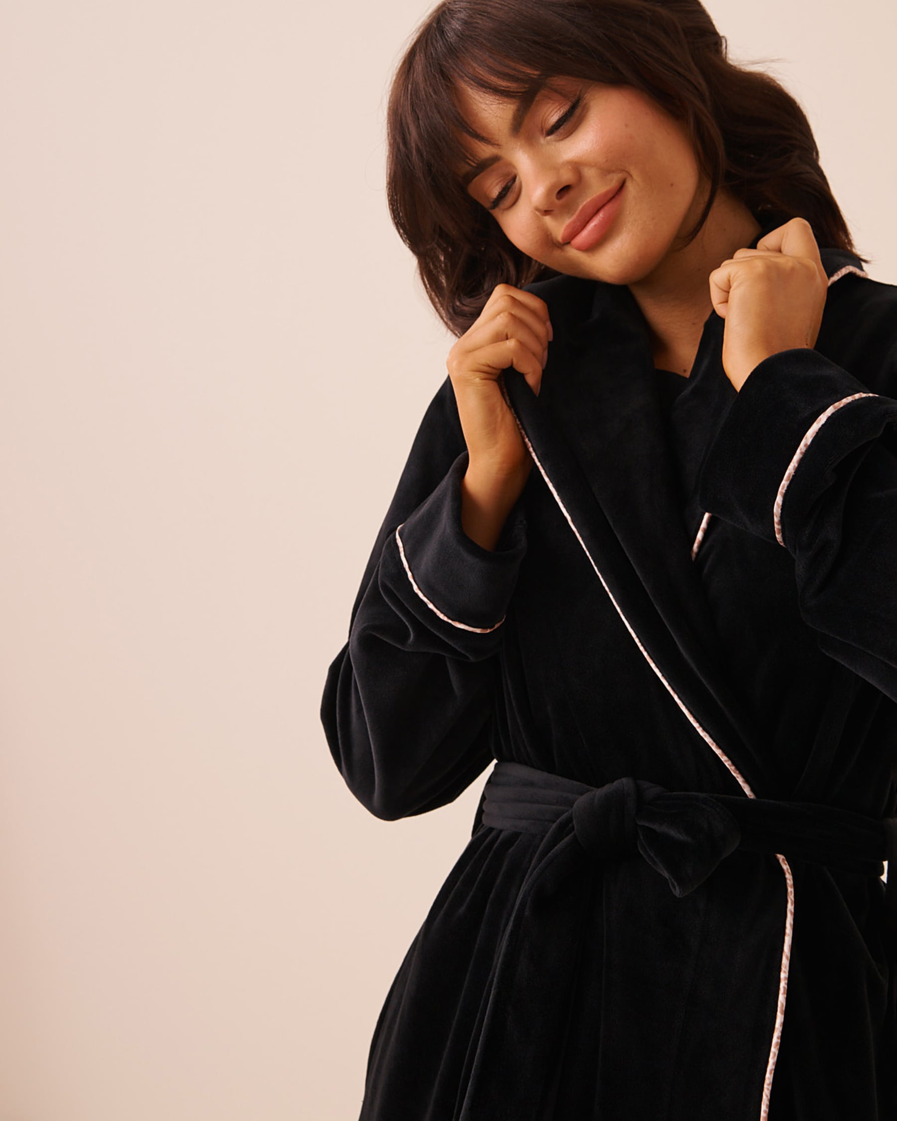 LA VIE EN ROSE Plush Velour Robe Black/Leopard Trim 40600231 - View3