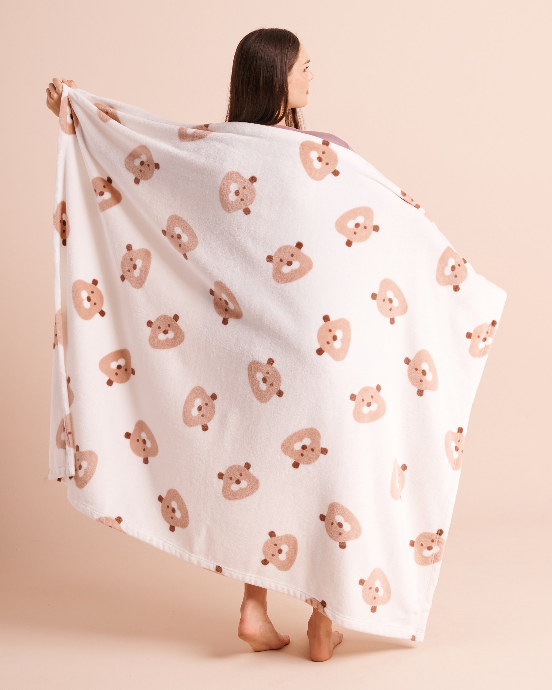 LA VIE EN ROSE Groundhog Print Soft Plush Blanket White/Groundhogs 40700501 - View1