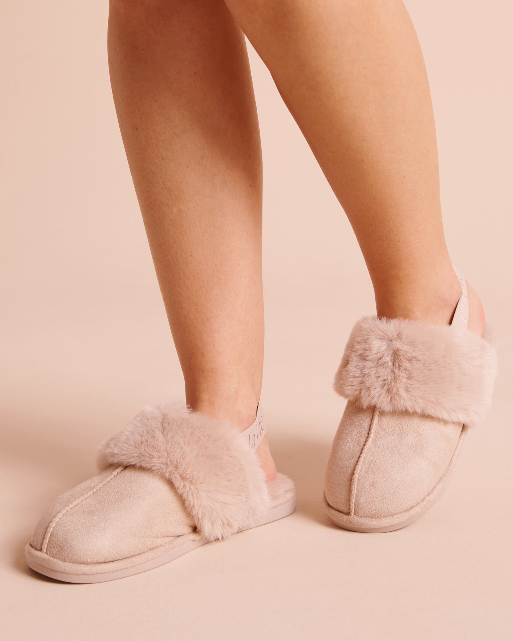 LA VIE EN ROSE Pantoufles en faux suède avec élastique à la cheville Beige 40700497 - Voir1