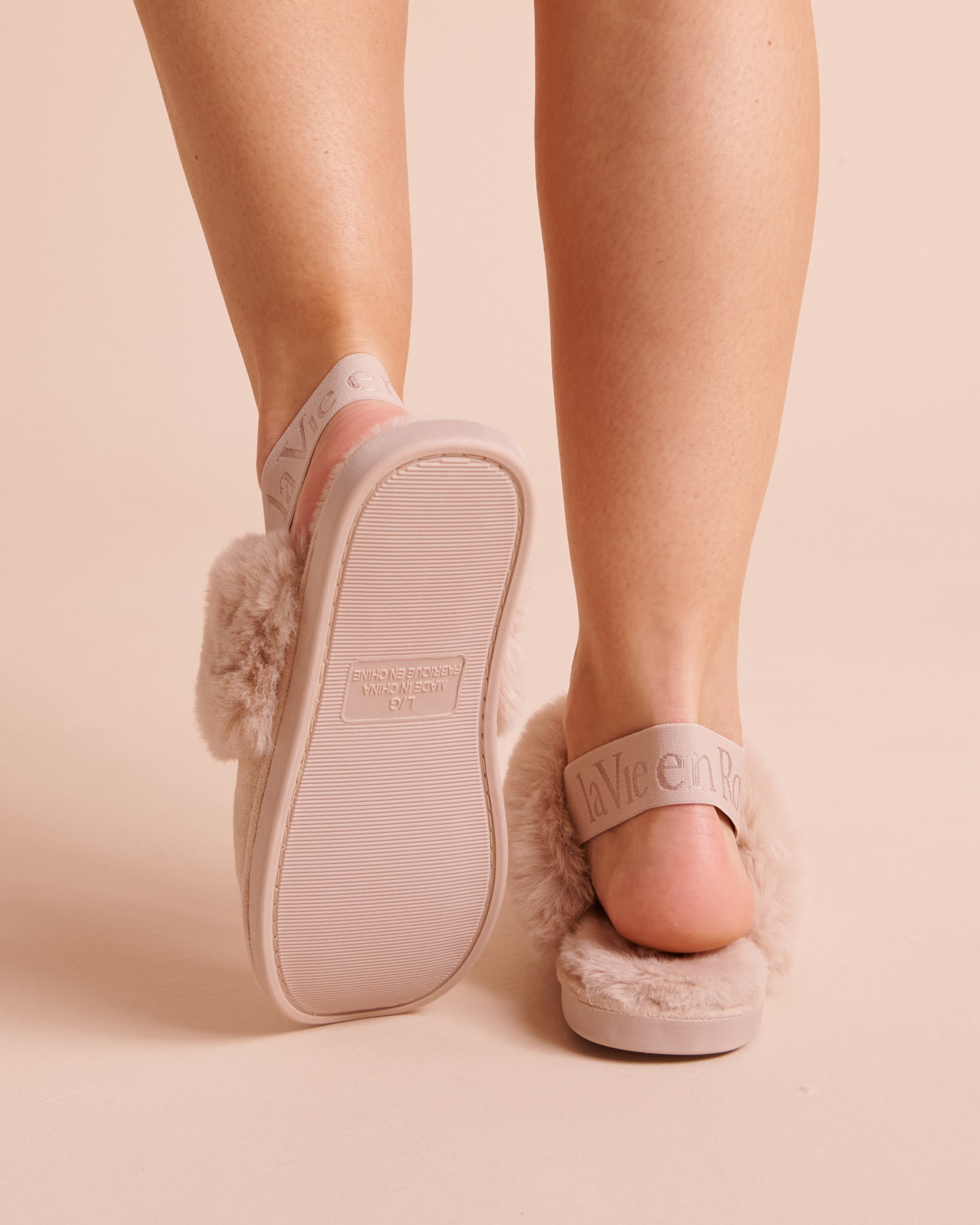 LA VIE EN ROSE Pantoufles en faux suède avec élastique à la cheville Beige 40700497 - Voir2