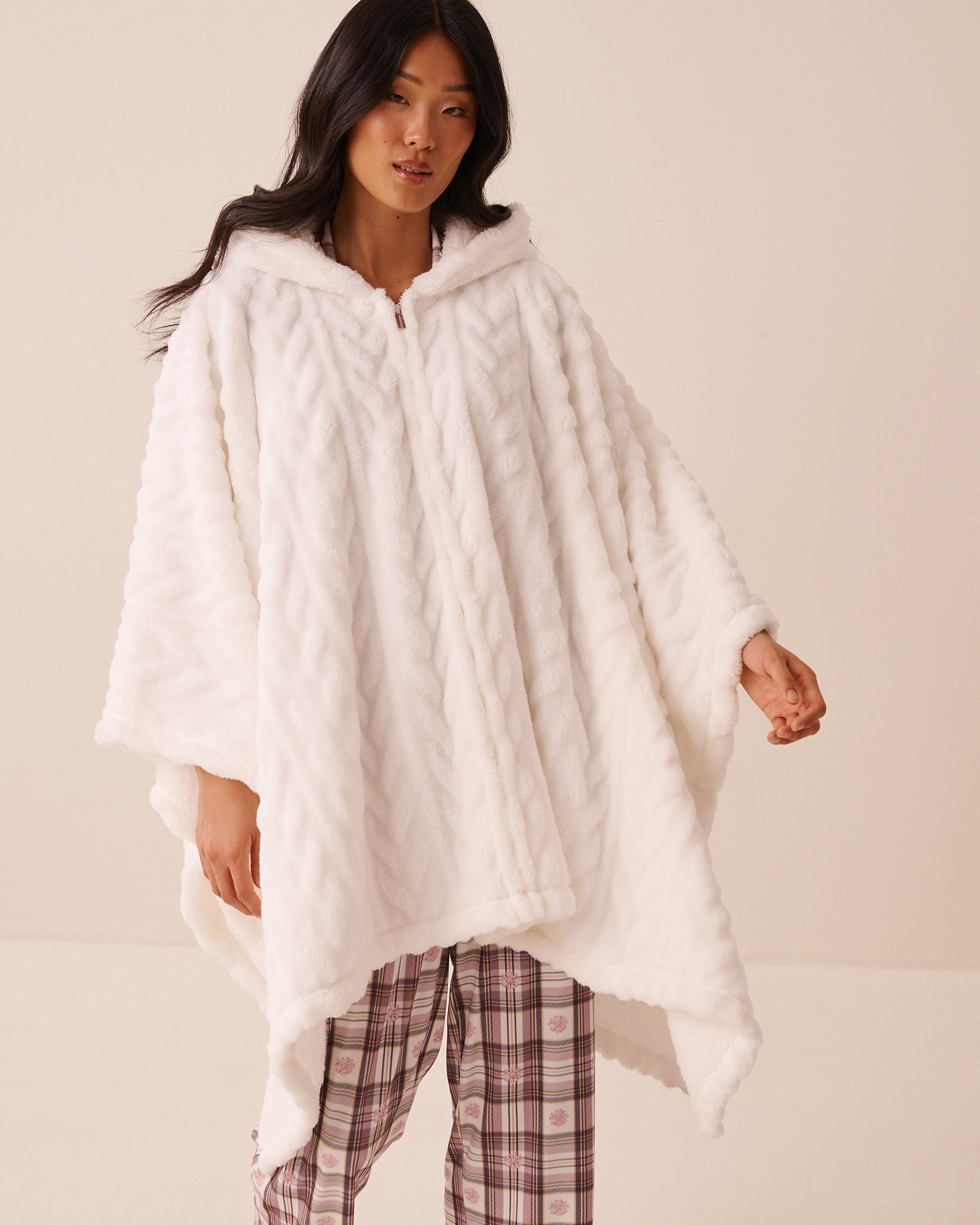 LA VIE EN ROSE Cable Effect Soft Plush Hooded Cape White 40700503 - View1