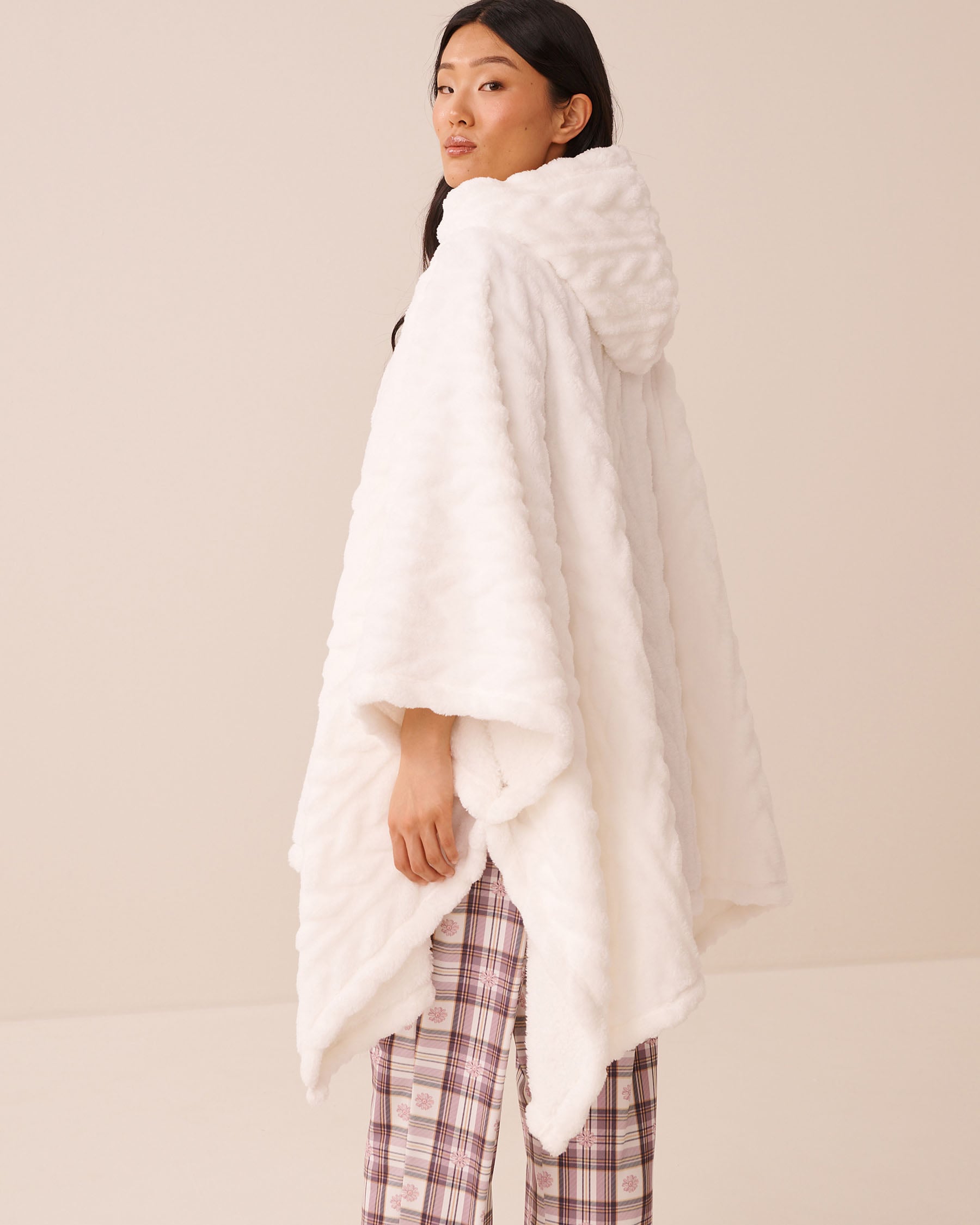 LA VIE EN ROSE Cable Effect Soft Plush Hooded Cape White 40700503 - View2