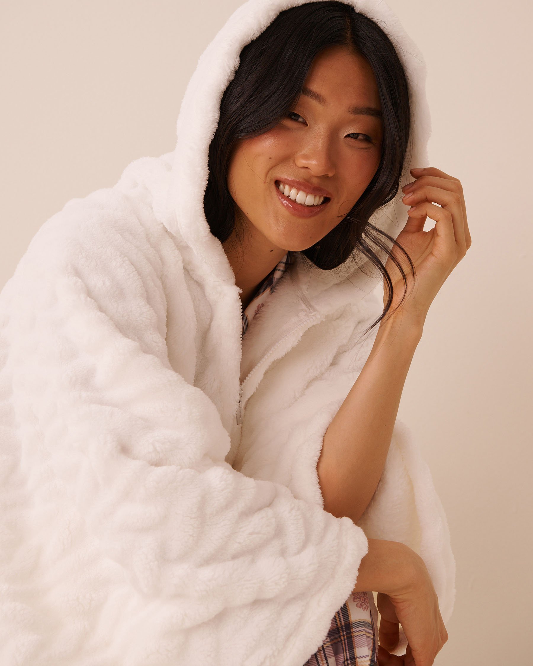 LA VIE EN ROSE Cable Effect Soft Plush Hooded Cape White 40700503 - View3