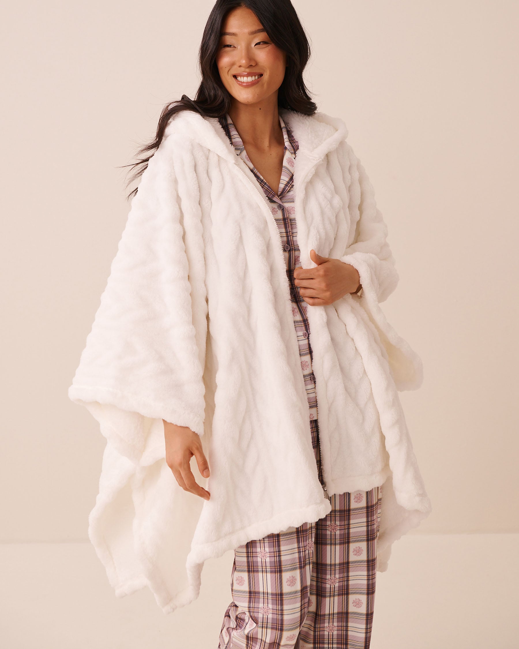 LA VIE EN ROSE Cable Effect Soft Plush Hooded Cape White 40700503 - View4