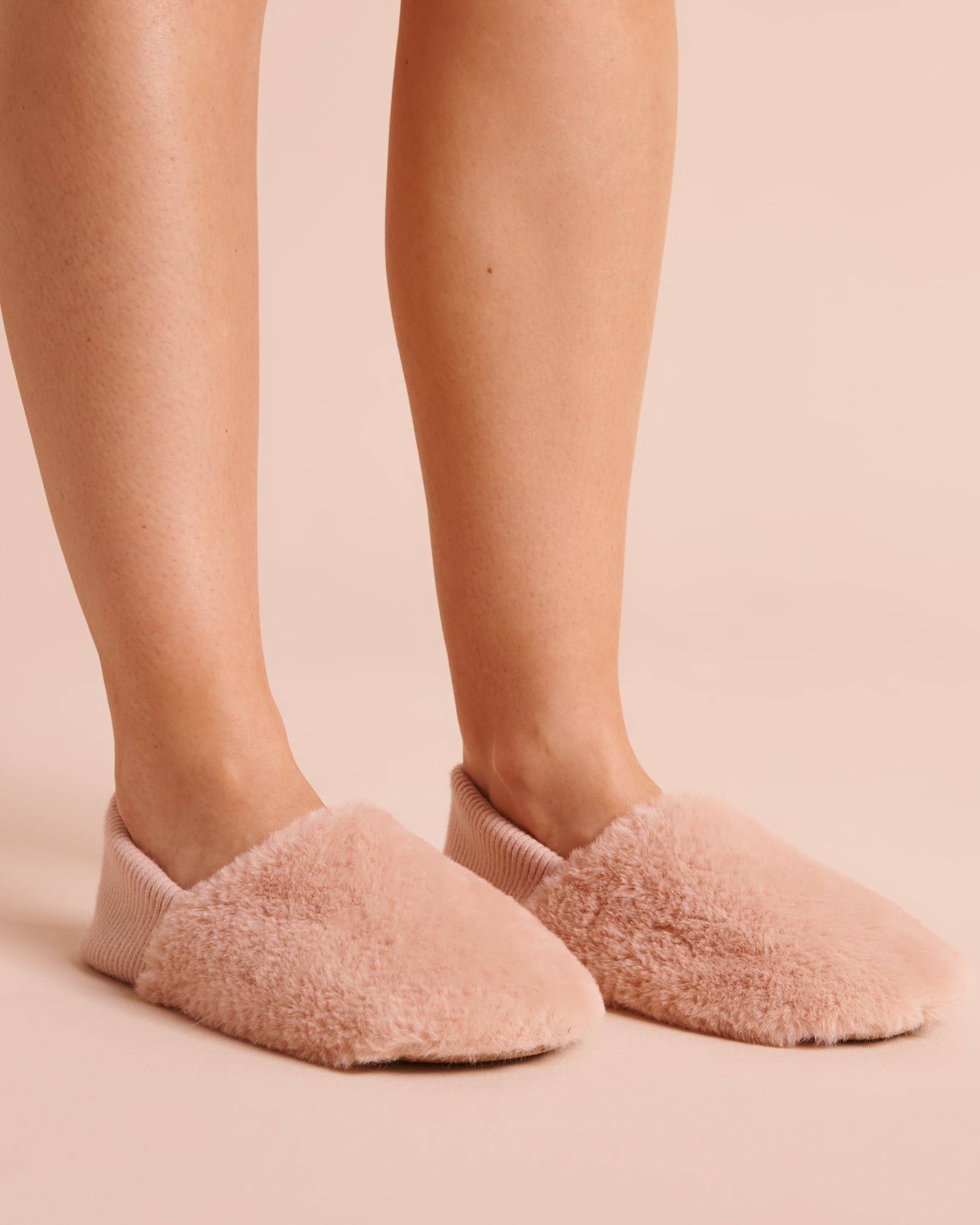LA VIE EN ROSE Bas-pantoufles en peluche douce côtelée à l'arrière Beige Rosé 40700499 - Voir1