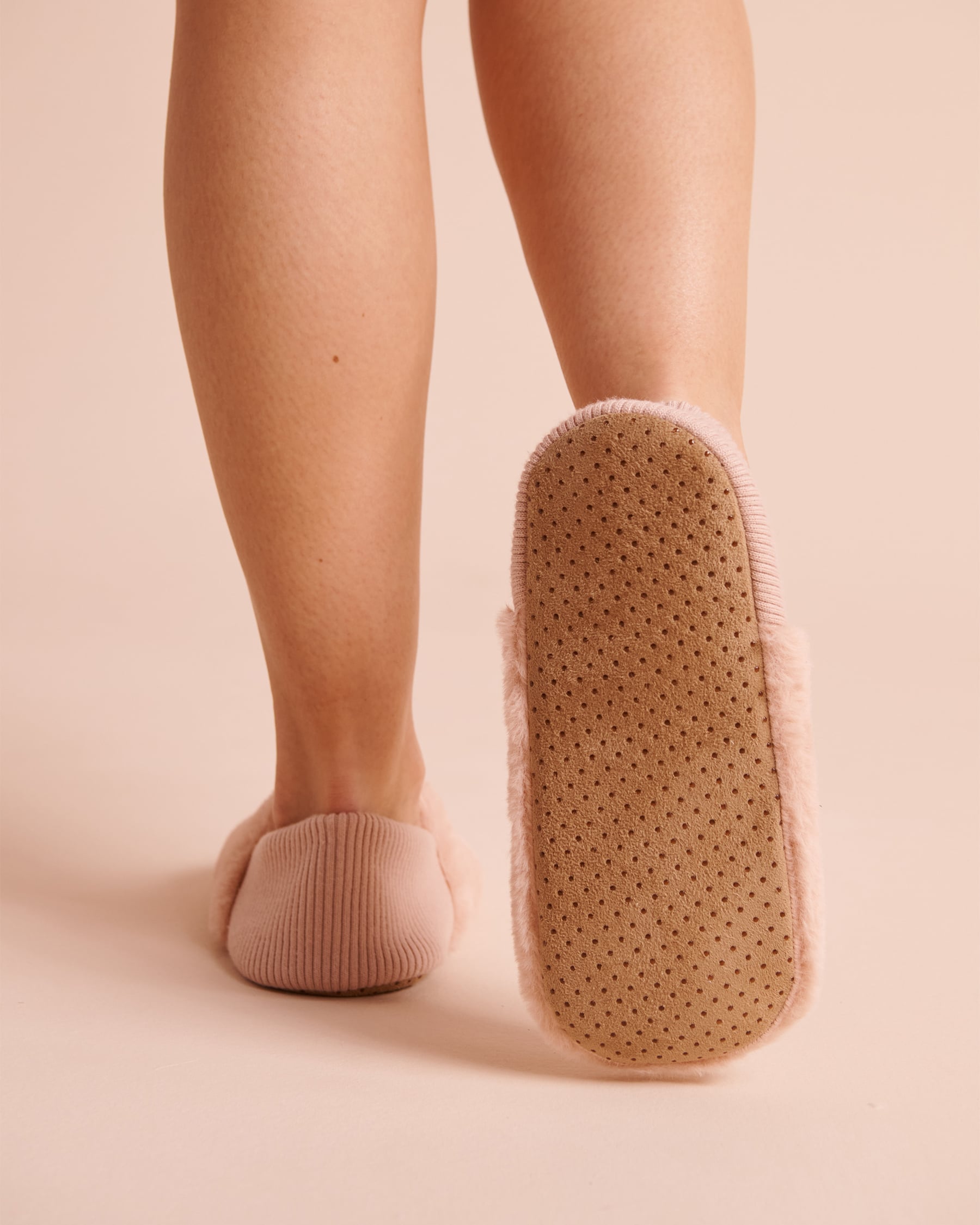 LA VIE EN ROSE Bas-pantoufles en peluche douce côtelée à l'arrière Beige Rosé 40700499 - Voir2