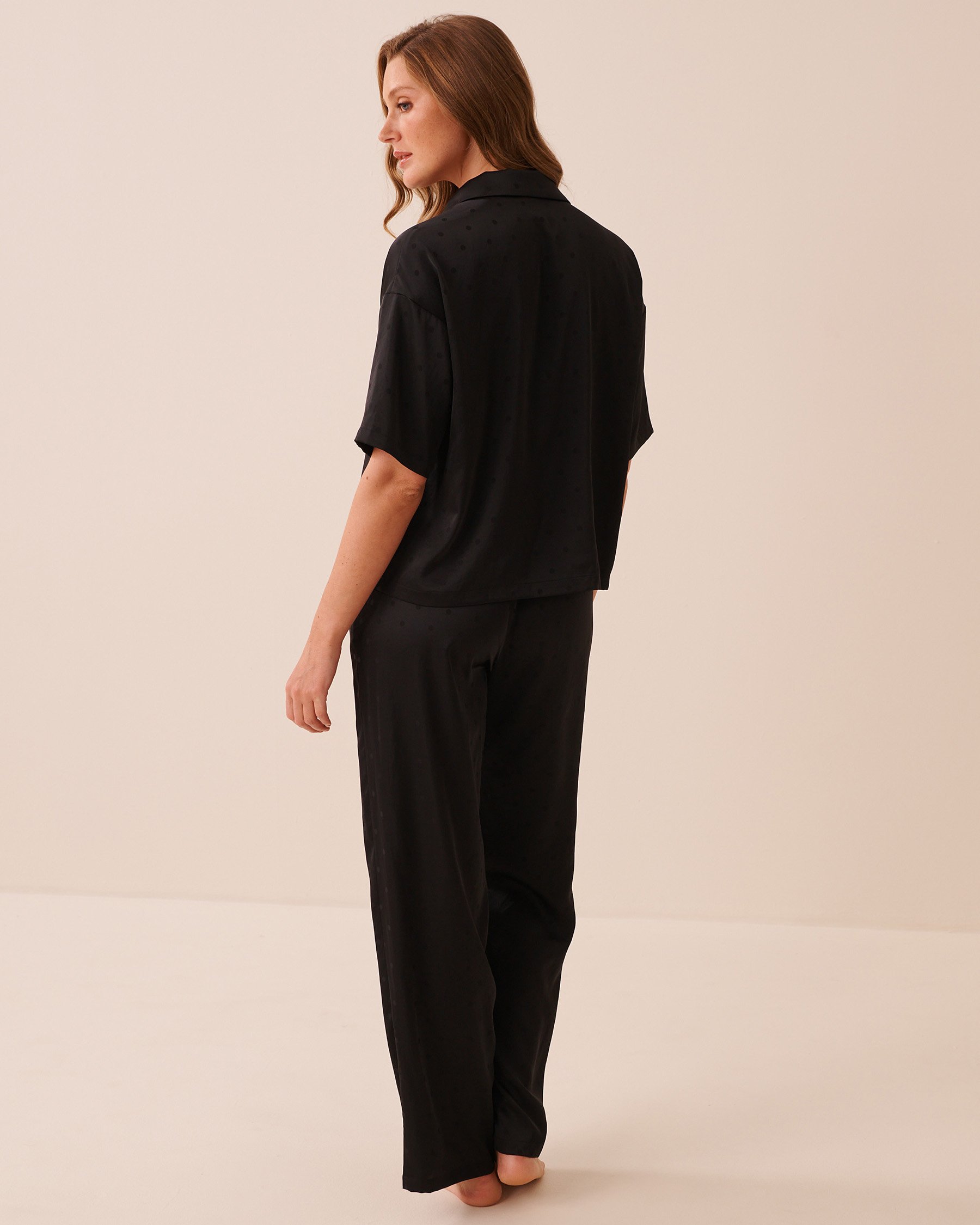 LA VIE EN ROSE Ensemble pyjama manches courtes en satin jacquard à pois Noir 60400084 - View2