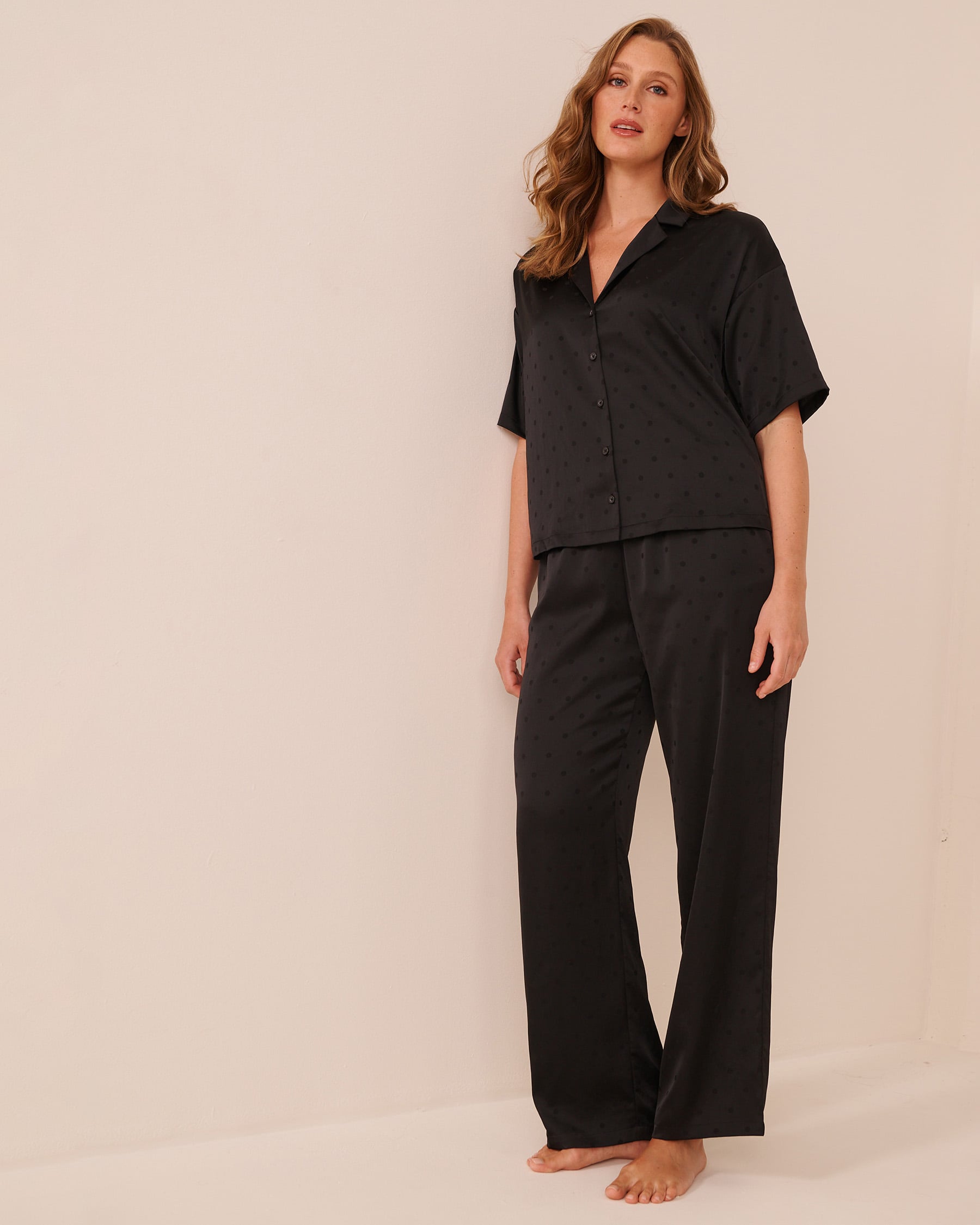 LA VIE EN ROSE Ensemble pyjama manches courtes en satin jacquard à pois Noir 60400084 - View3