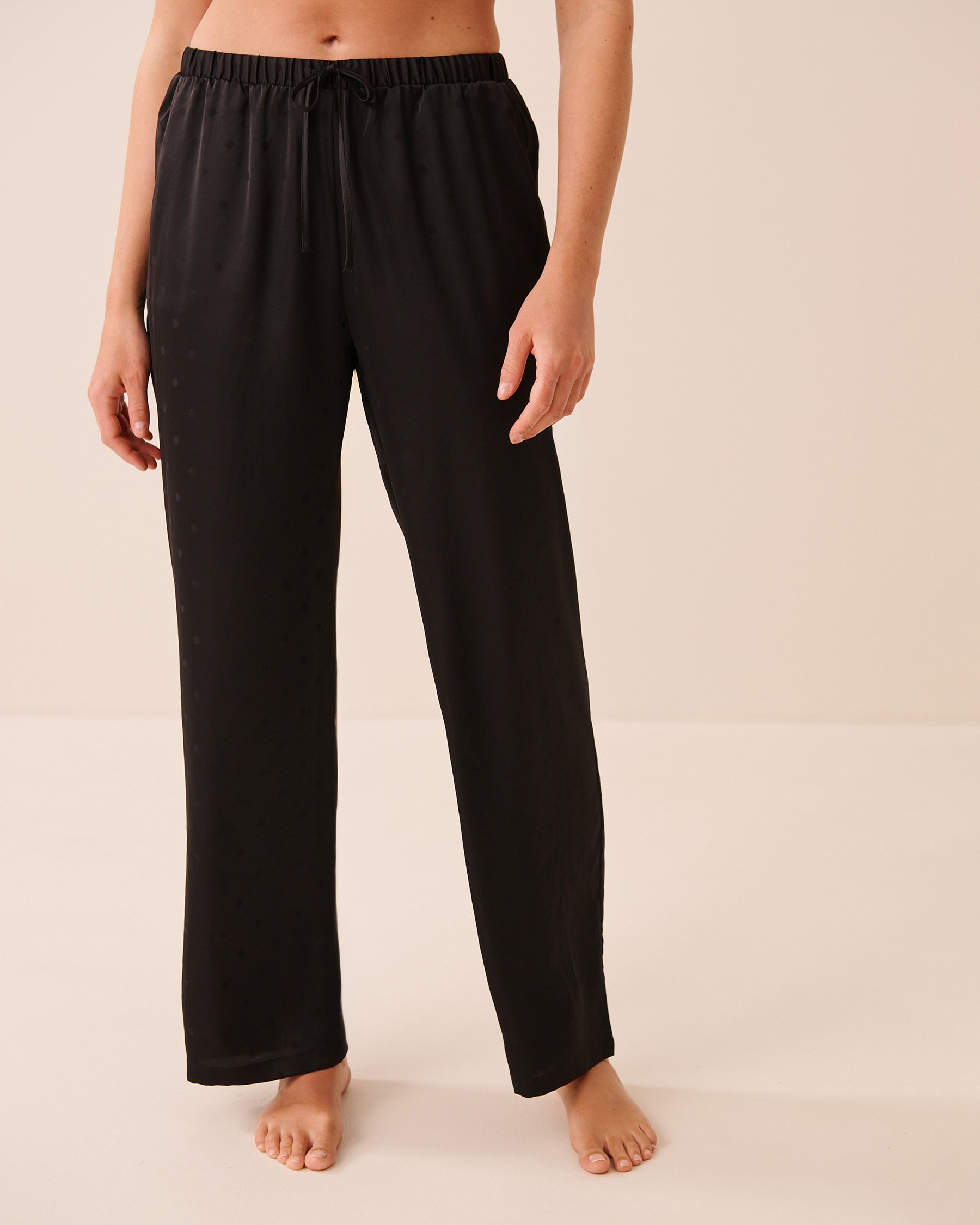 LA VIE EN ROSE Ensemble pyjama manches courtes en satin jacquard à pois Noir 60400084 - View4