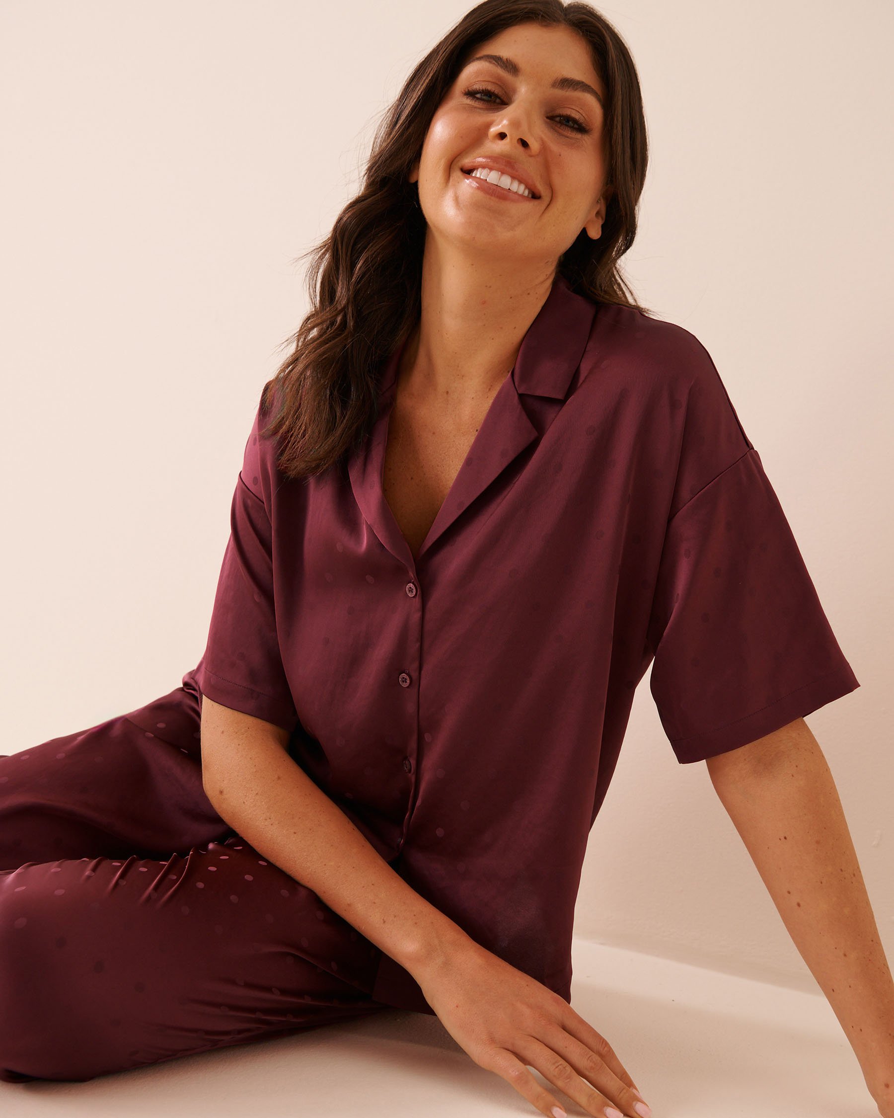 LA VIE EN ROSE Ensemble pyjama manches courtes en satin jacquard à pois Rouge framboise 60400084 - View3