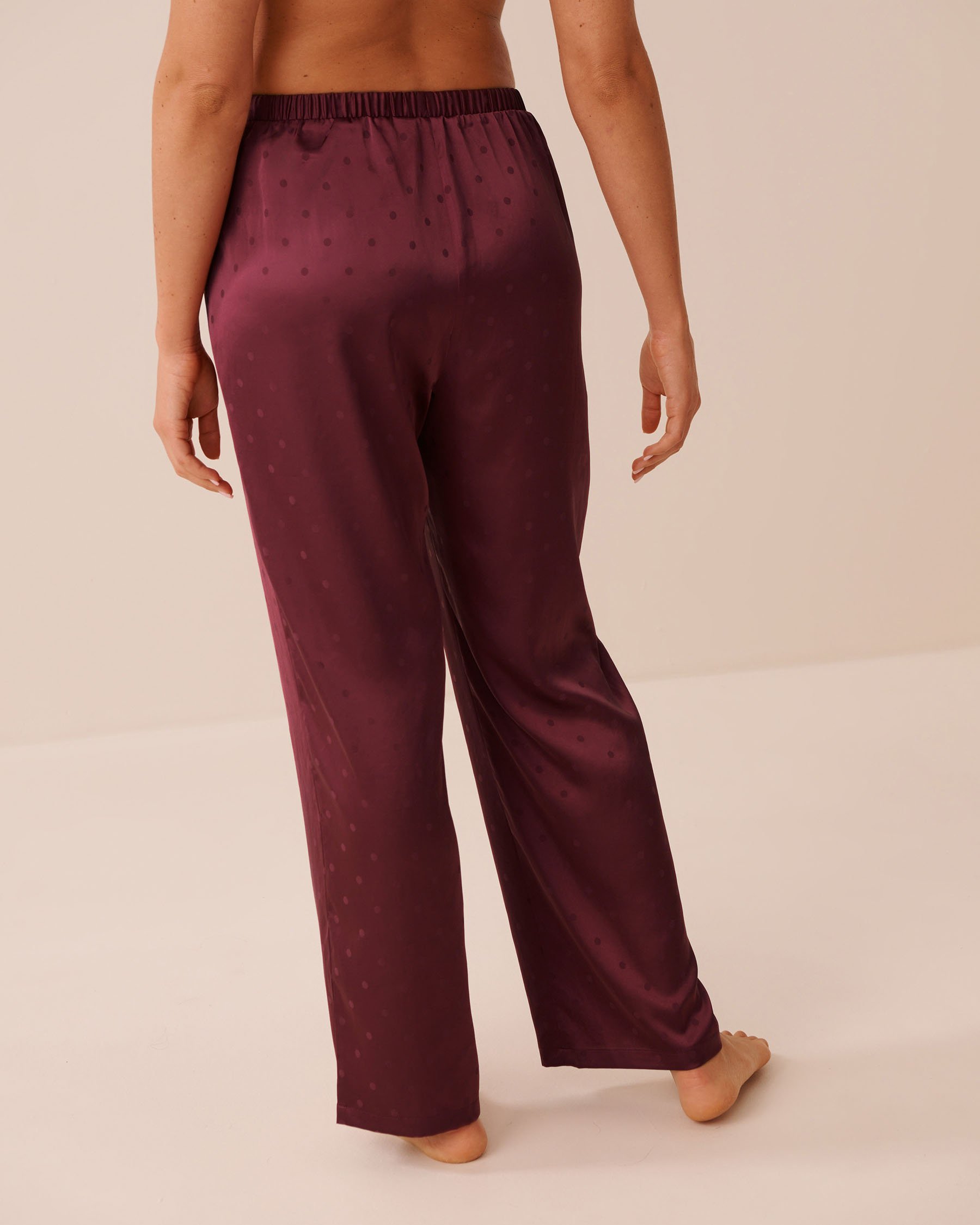 LA VIE EN ROSE Ensemble pyjama manches courtes en satin jacquard à pois Rouge framboise 60400084 - View5
